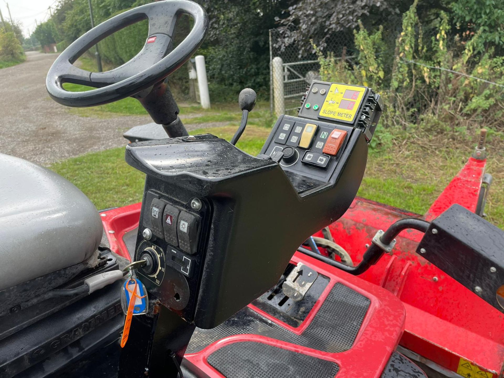 2015 TORO GM3400 4x4 RIDE ON MOWER, RUNS DRIVES CUTS WELL, A LOW AND GENUINE 2345 HOURS *PLUS VAT* - Image 13 of 17