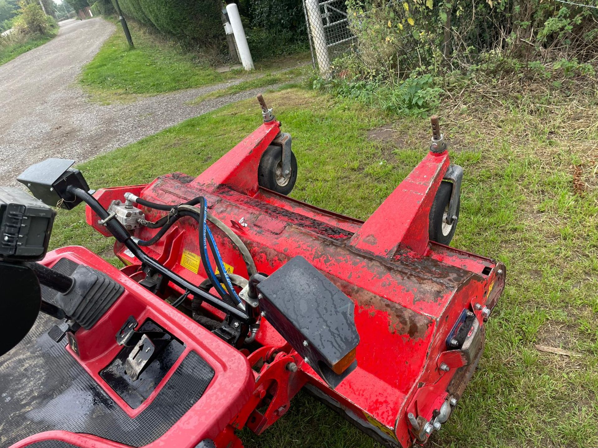 2015 TORO GM3400 4x4 RIDE ON MOWER, RUNS DRIVES CUTS WELL, A LOW AND GENUINE 2345 HOURS *PLUS VAT* - Image 14 of 17