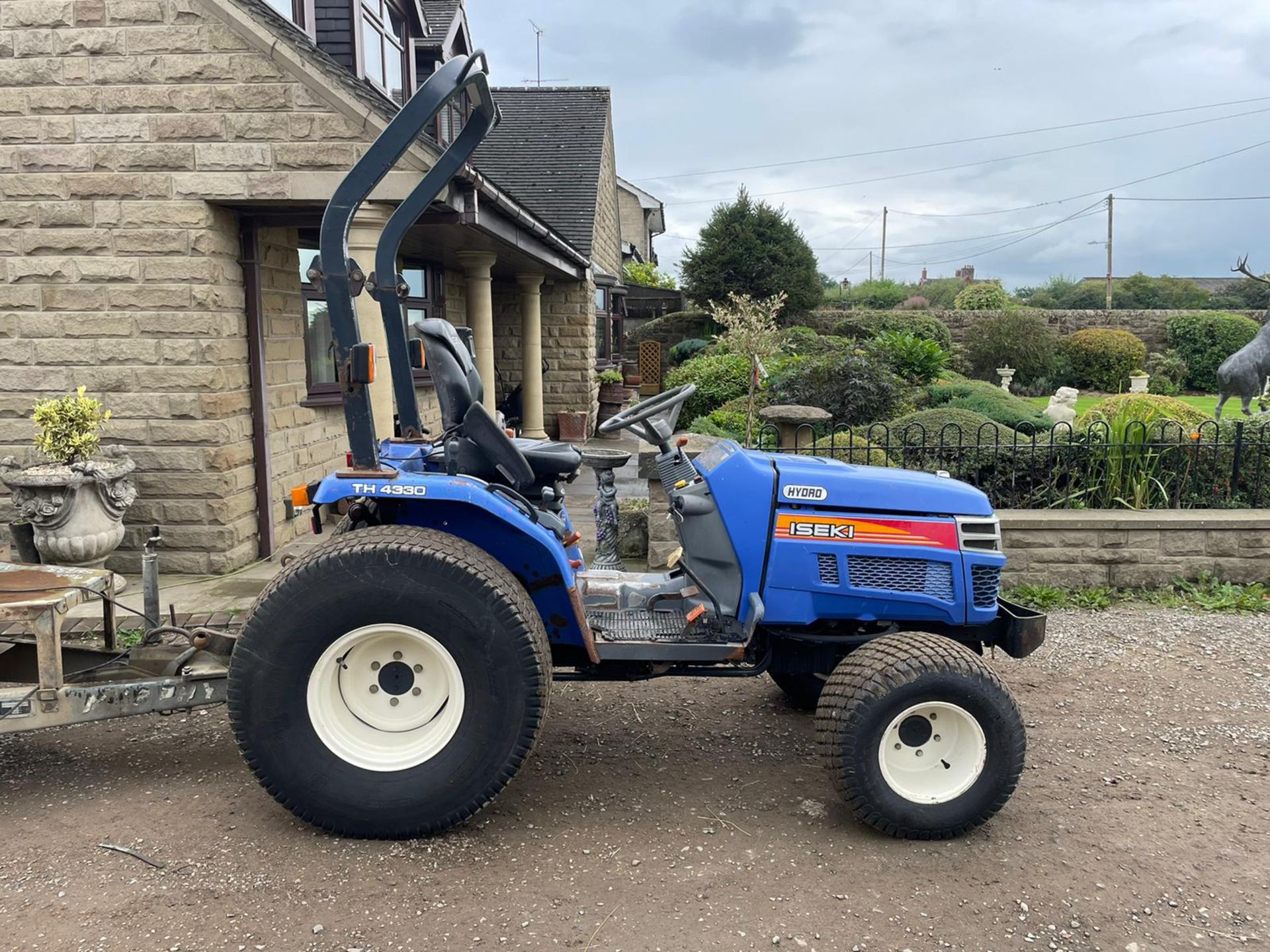 ISEKI TH4330 COMPACT TRACTOR, RUNS DRIVES AND WORKS, HYDROSTATIC, GRASS TYRES *PLUS VAT* - Image 2 of 12