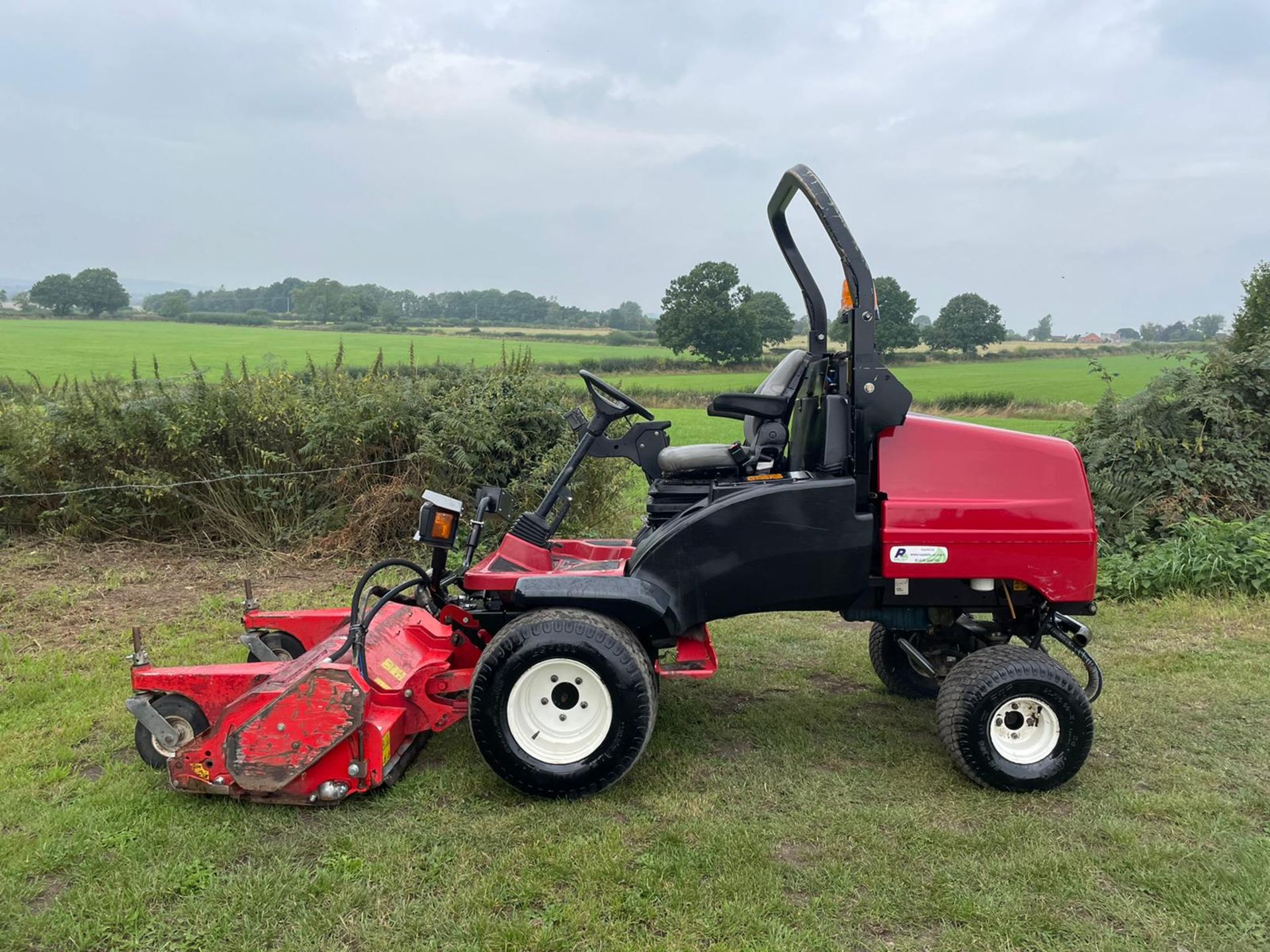 2015 TORO GM3400 4x4 RIDE ON MOWER, RUNS DRIVES CUTS WELL, A LOW AND GENUINE 2345 HOURS *PLUS VAT* - Image 3 of 17