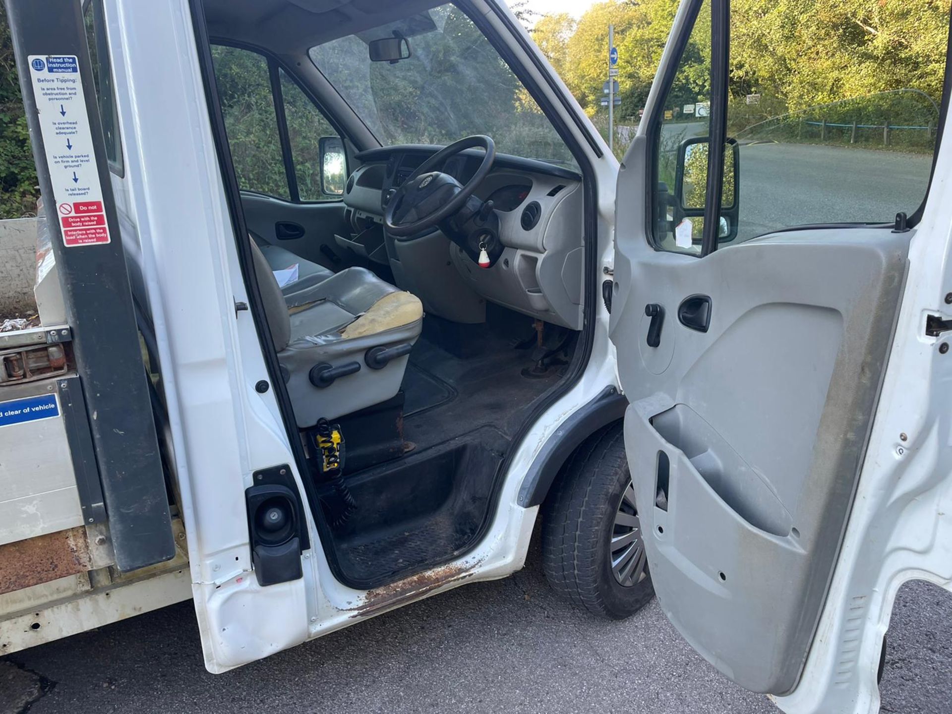 2007 VAUXHALL MOVANO 3500 CDTI MWB WHITE TIPPER VAN, 2.5 DIESEL ENGINE, 95,185 MILES *NO VAT* - Image 12 of 21