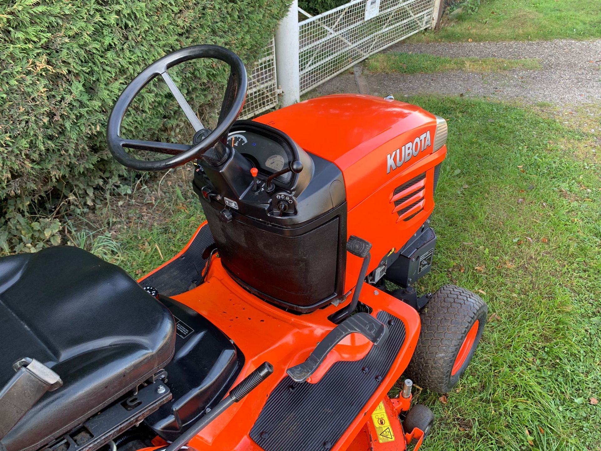 2017 KUBOTA G23-II RIDE ON MOWER, RUNS DRIVES AND CUTS, SHOWING A LOW 605 HOURS *PLUS VAT* - Image 10 of 18