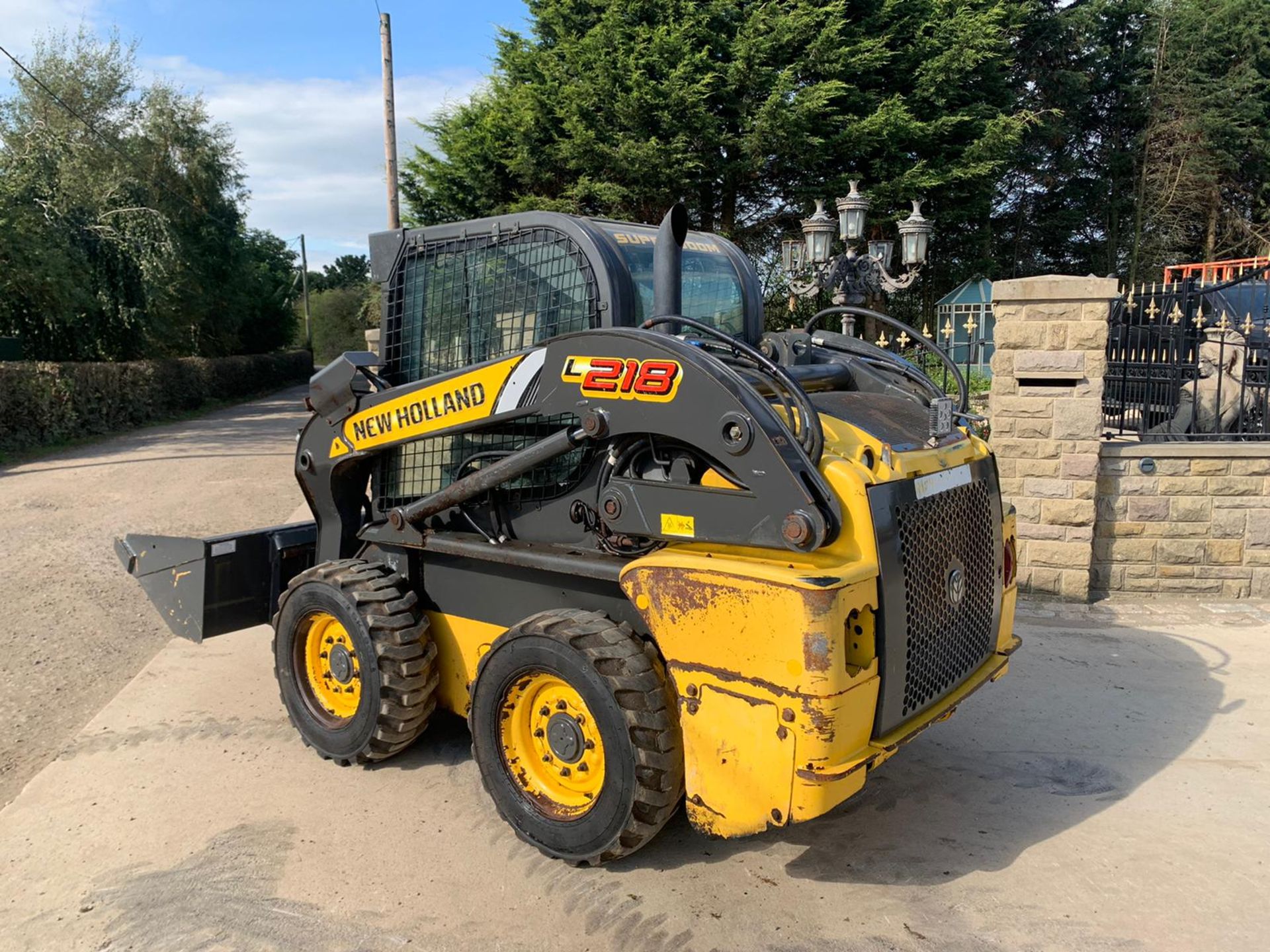 2015 NEW HOLLAND L218 SUPER BOOM SKIDSTEER, RUNS DRIVES AND LIFTS, C/W 72" BUCKET *PLUS VAT* - Image 6 of 19