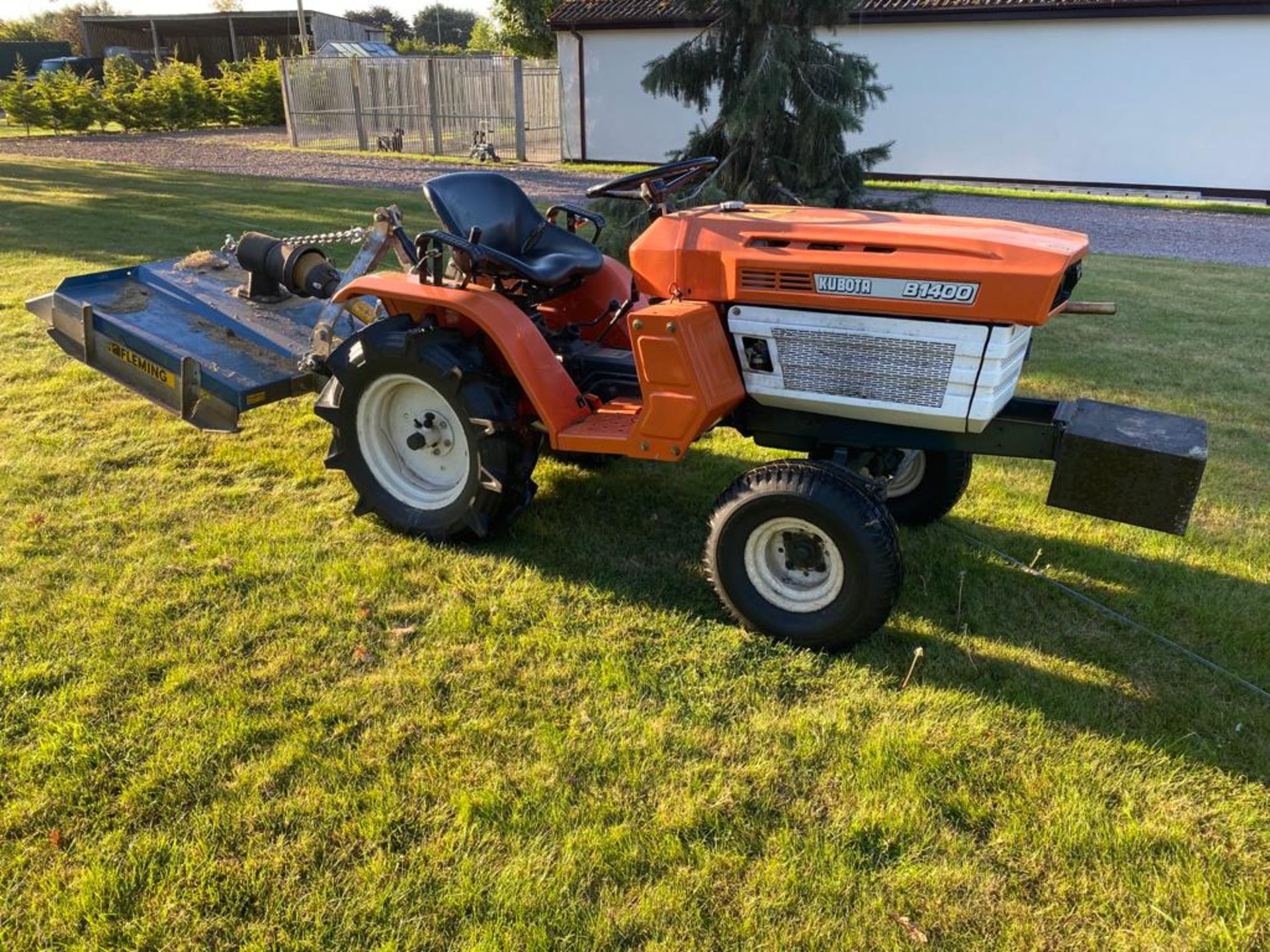 KUBOTA B1400 COMPACT TRACTOR, 2 WHEEL DRIVE, AGRI TYRES COMPLETE WITH FLEMING TOP 3 TOPPER 3'*NO VAT