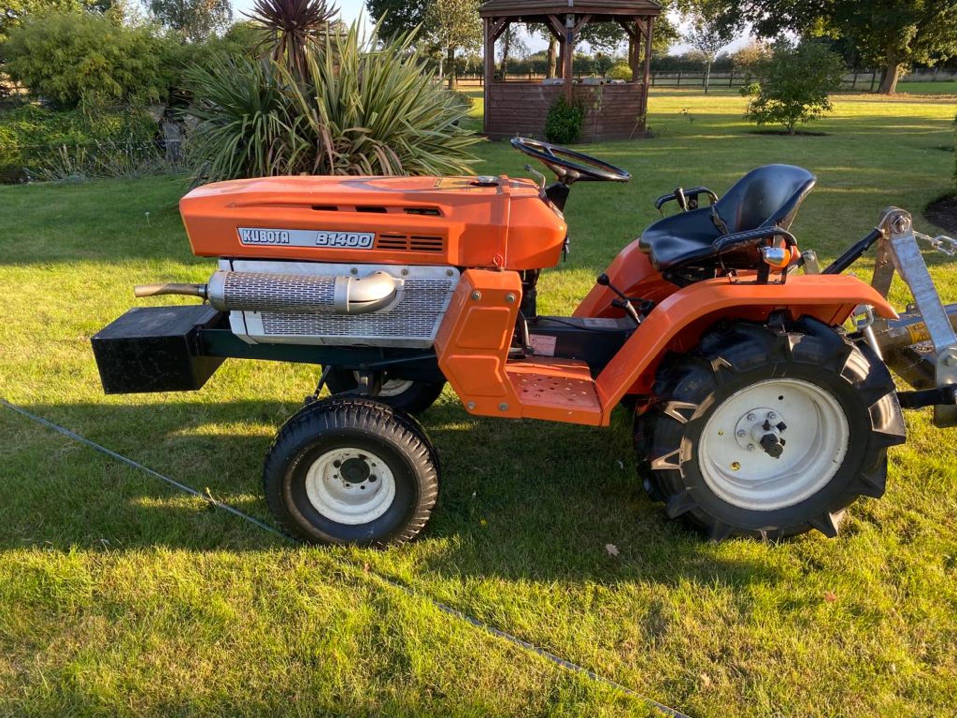 KUBOTA B1400 COMPACT TRACTOR, 2 WHEEL DRIVE, AGRI TYRES COMPLETE WITH FLEMING TOP 3 TOPPER 3'*NO VAT - Image 4 of 8