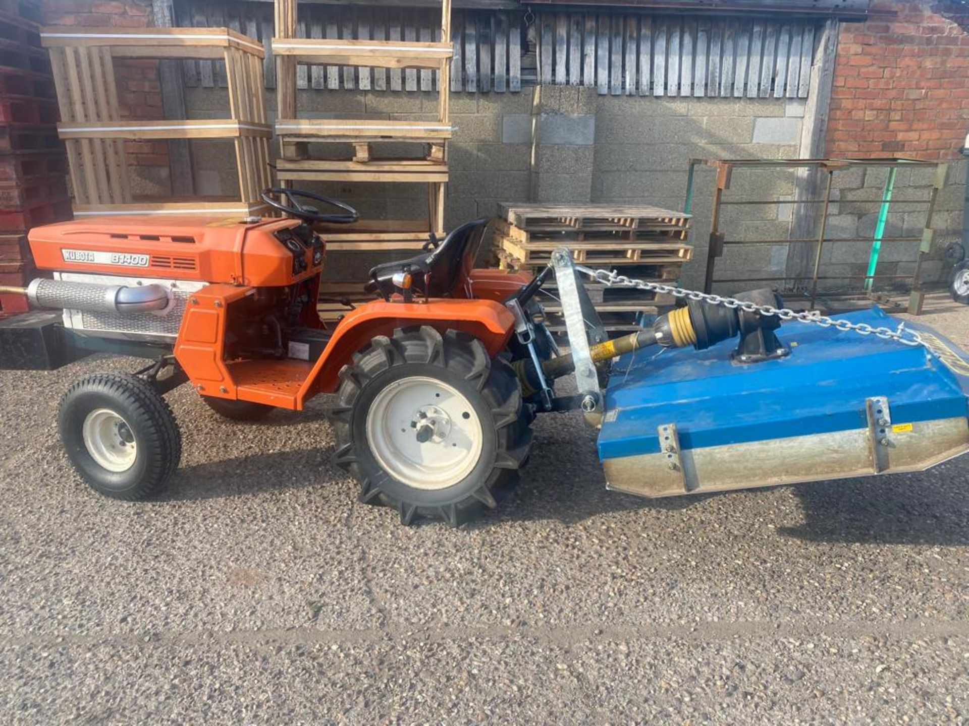 KUBOTA B1400 COMPACT TRACTOR, 2 WHEEL DRIVE, AGRI TYRES COMPLETE WITH FLEMING TOP 3 TOPPER 3'*NO VAT - Image 6 of 8