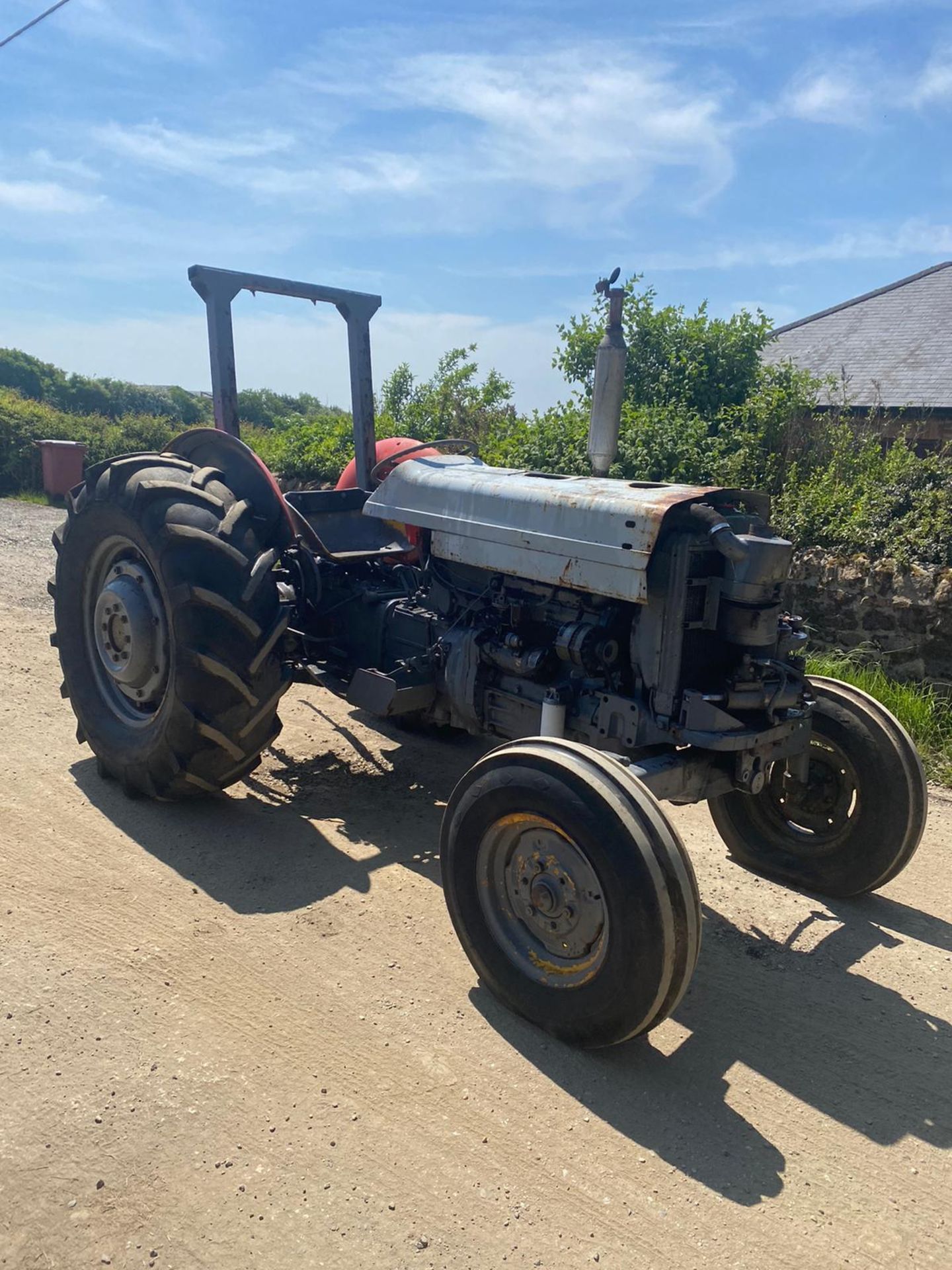 MASSEY FERGUSON TRACTOR, BELIEVED TO BE A 165 MODEL, RUNS AND WORKS *PLUS VAT* - Image 2 of 5