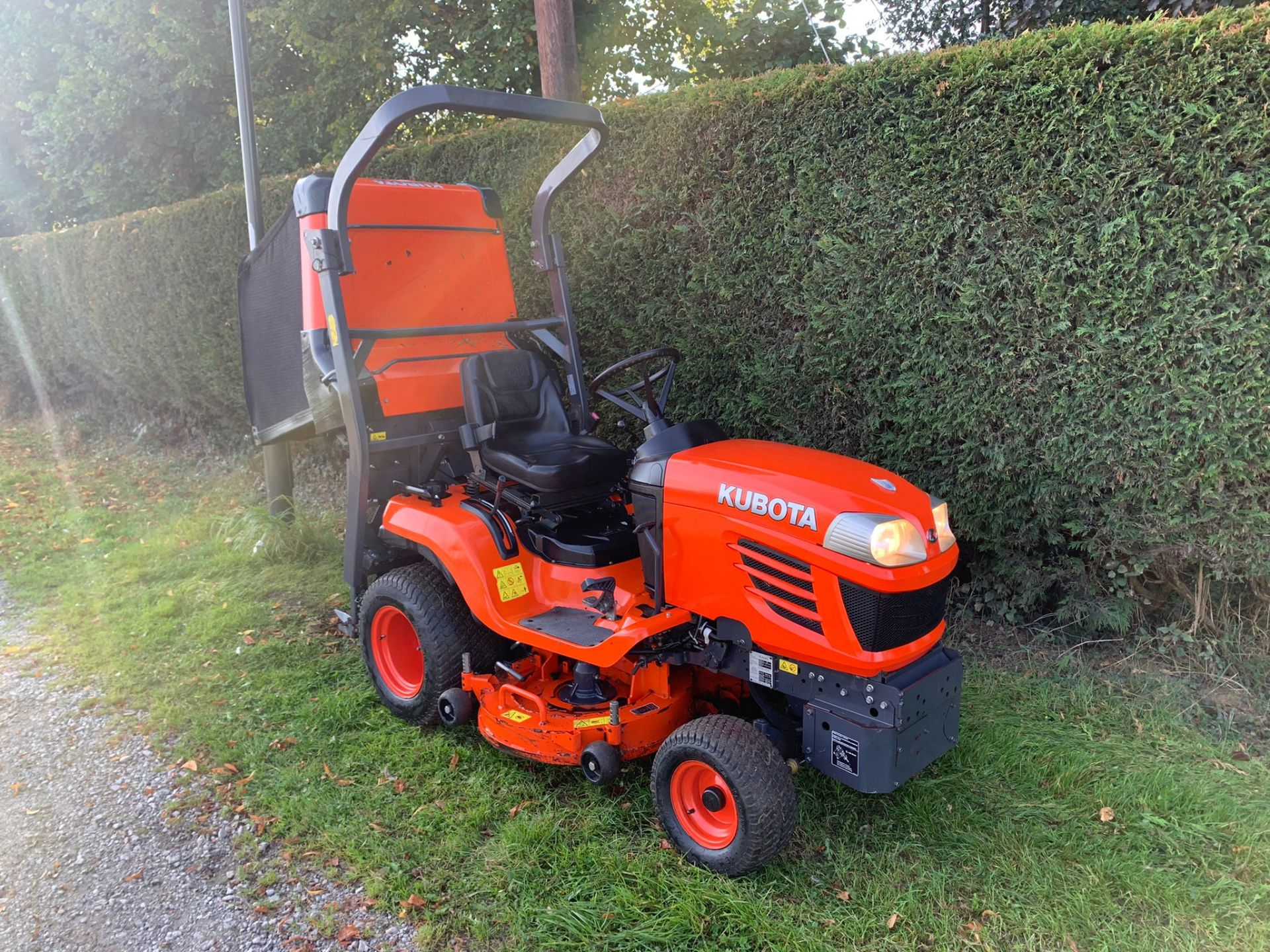 2017 KUBOTA G23-II RIDE ON MOWER, RUNS DRIVES AND CUTS, SHOWING A LOW 605 HOURS *PLUS VAT* - Image 2 of 18