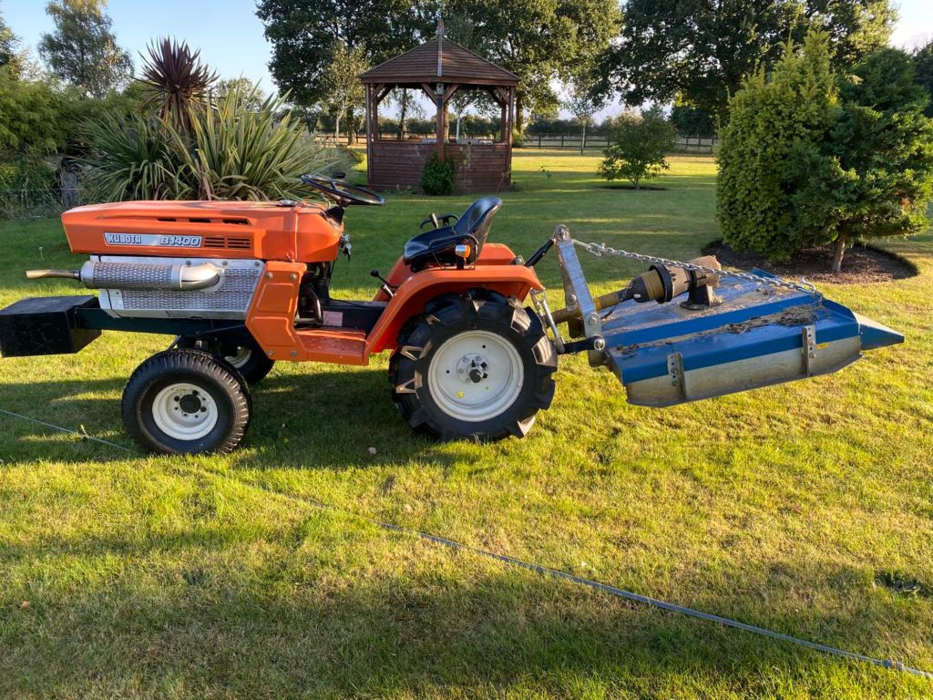 KUBOTA B1400 COMPACT TRACTOR, 2 WHEEL DRIVE, AGRI TYRES COMPLETE WITH FLEMING TOP 3 TOPPER 3'*NO VAT - Image 3 of 8