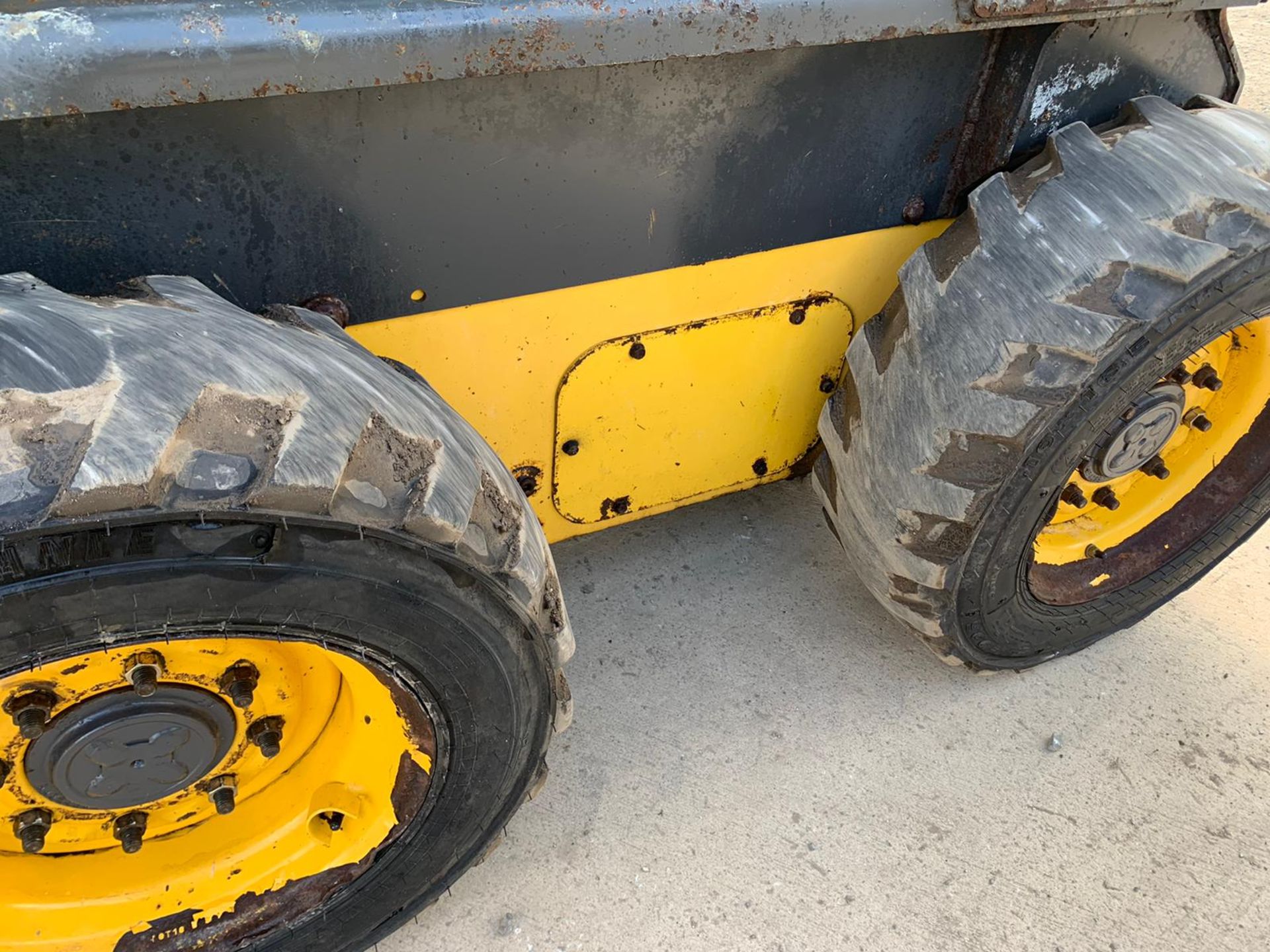 2015 NEW HOLLAND L218 SUPER BOOM SKIDSTEER, RUNS DRIVES AND LIFTS, C/W 72" BUCKET *PLUS VAT* - Image 12 of 19