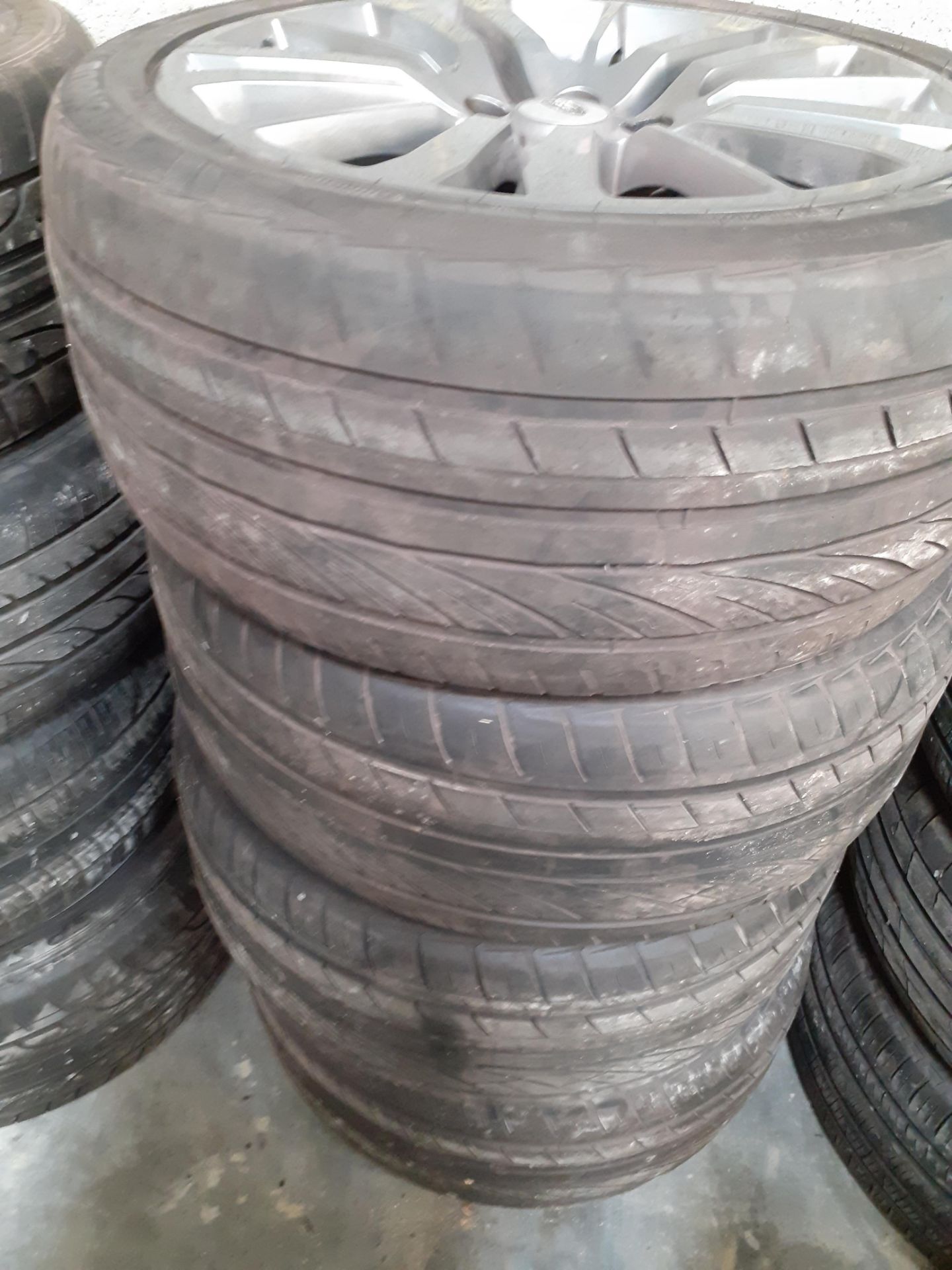 4 x LAND ROVER RANGE ROVER ALLOY WHEELS WITH TYRES 275 40 20 *NO VAT* - Image 2 of 2