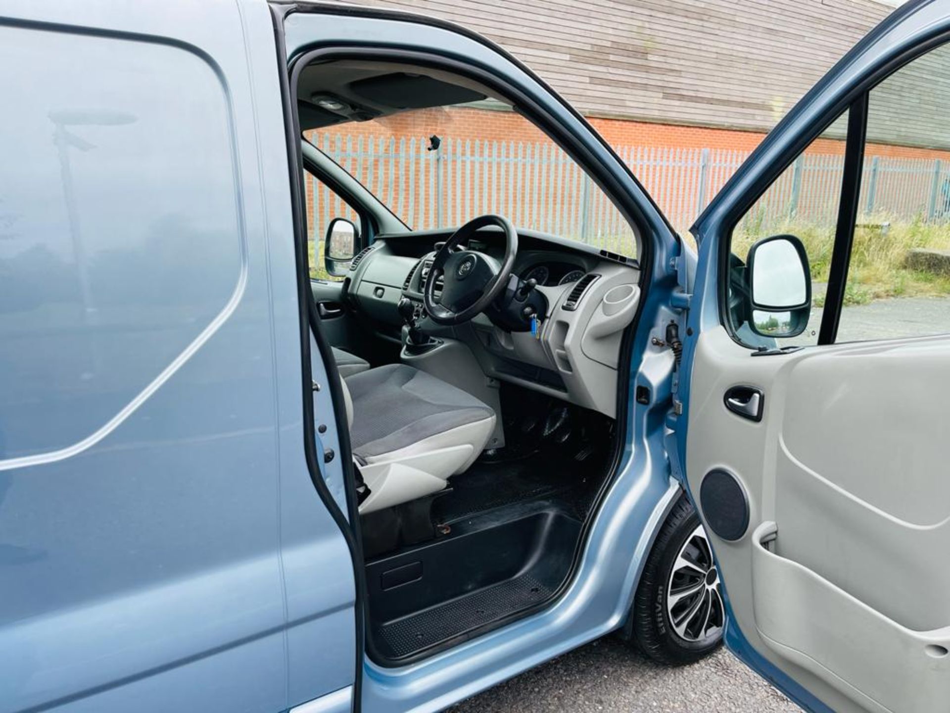 2010 VAUXHALL VIVARO SPORTIVE CDTI SWB GREY PANEL VAN, 2.0 DIESEL ENGINE, 135,508 MILES *NO VAT* - Image 8 of 17