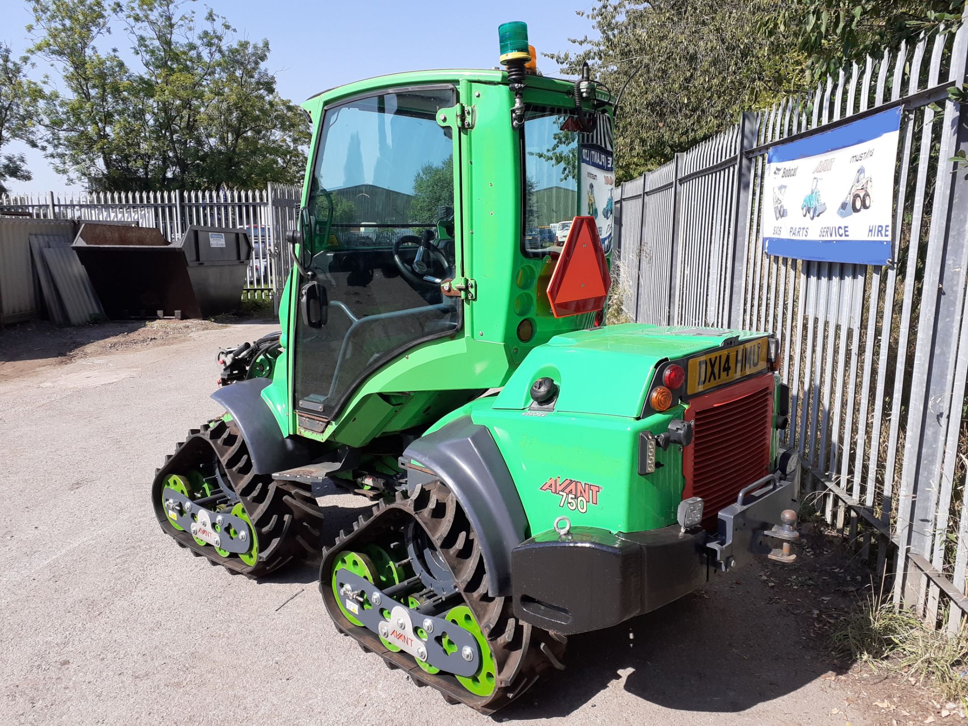 AVANT 750, 2439 HOURS ON THE CLOCK, YEAR OF MANUFACTURE 2014, FULL CAB, C/W BUCKET *PLUS VAT* - Image 2 of 6