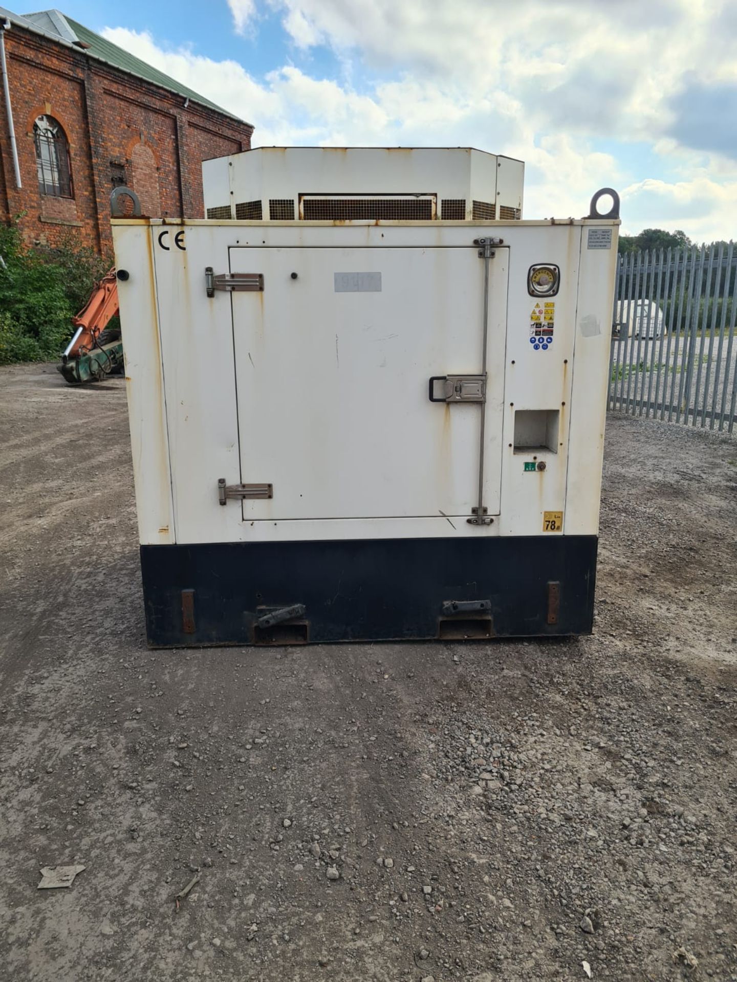 20KvA GENERATOR, LOMBARDINI ITALIE ENGINE, YEAR 2004, ALL WORKING, 240v AND 400v, 2094 HOURS *NO VAT - Image 2 of 8