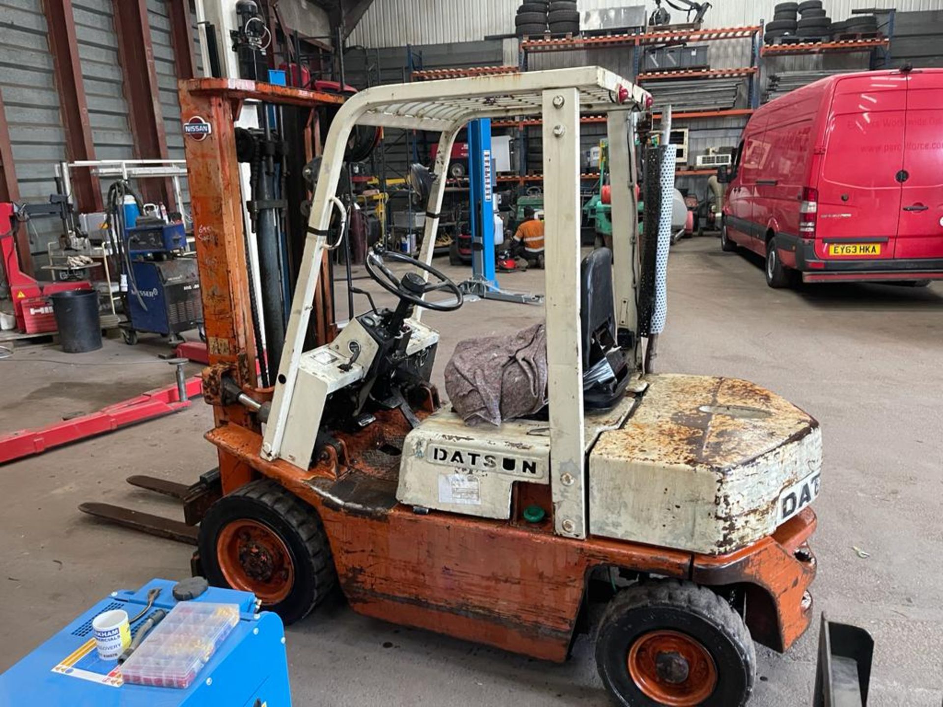 NISSAN QF02A DIESEL FORKLIFT, 2 TON LIFT TO 3.3M, SIDE SHIFT, WEIGHT 3.380KG *PLUS VAT* - Image 4 of 10