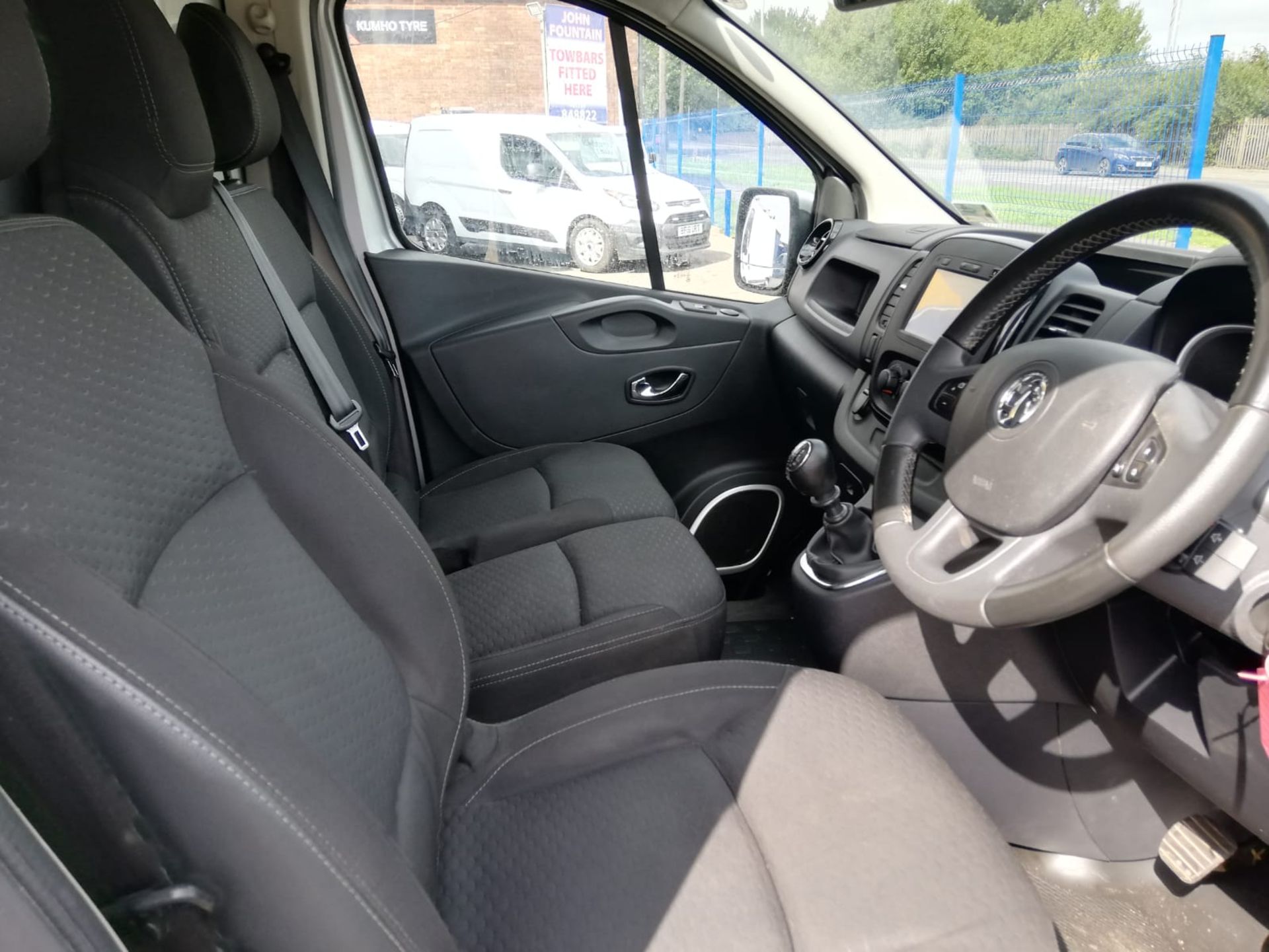 2016 VAUXHALL VIVARO 2900 SPORTIVE CDTI SILVER PANEL VAN, 1.6 DIESEL, 96K MILES WITH FSH *PLUS VAT* - Image 10 of 11