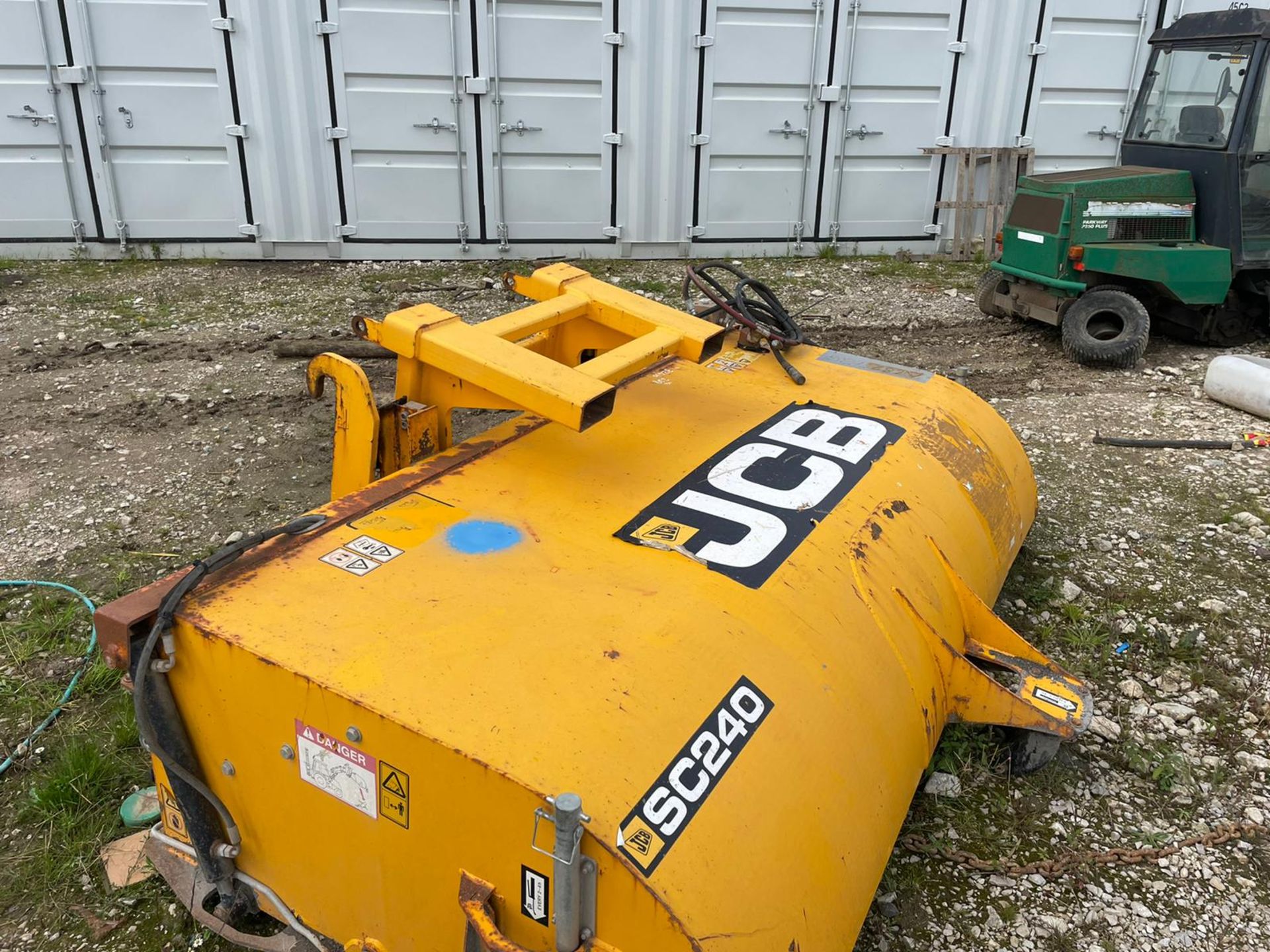 2017 JCB SC240 SWEEPER BUCKET, HYDRAULIC DRIVEN, SUITABLE FOR PALLET FORKS OR JCB QUICK HITCH - Image 3 of 7