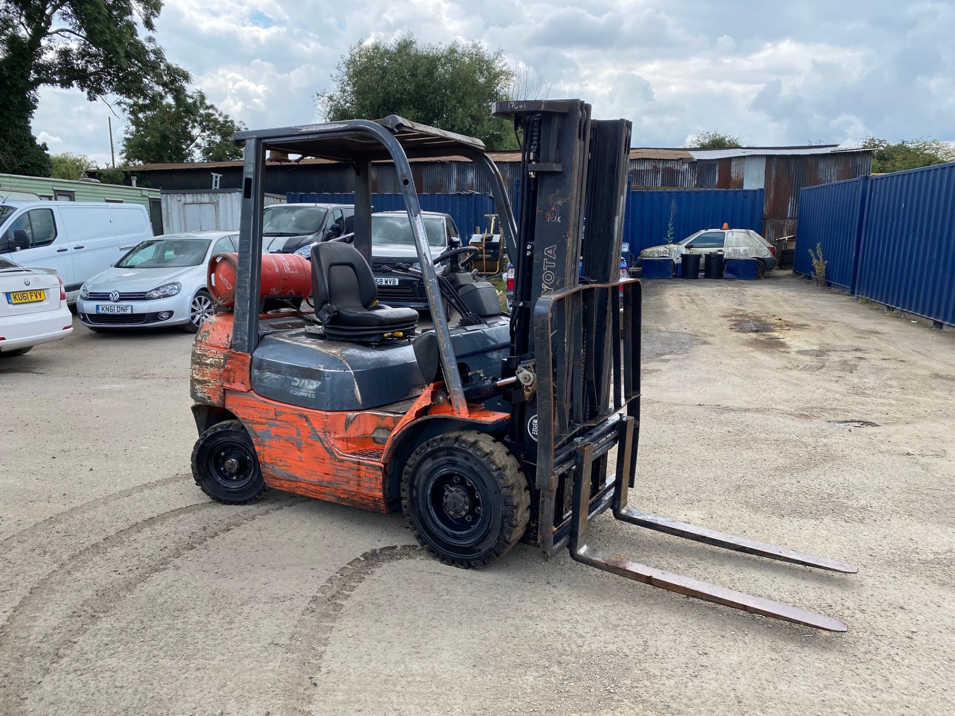 2004 TOYOTA 2.5ton GAS FORKLIFT, STARTS AND RUNS WELL, BRAKES AND TRANSMISSION WORKING *PLUS VAT* - Image 3 of 6