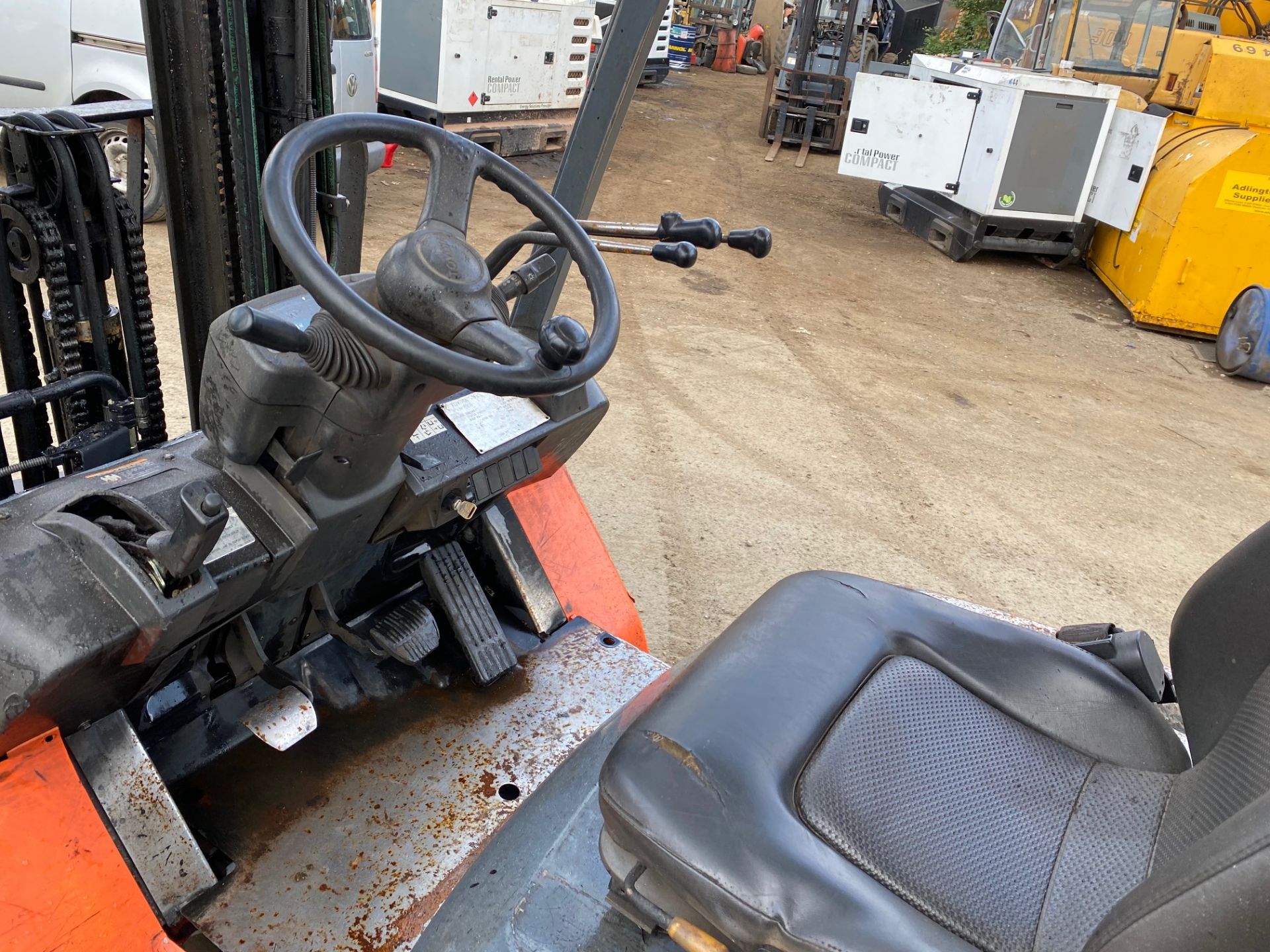 2004 TOYOTA 2.5ton GAS FORKLIFT, STARTS AND RUNS WELL, BRAKES AND TRANSMISSION WORKING *PLUS VAT* - Image 6 of 6