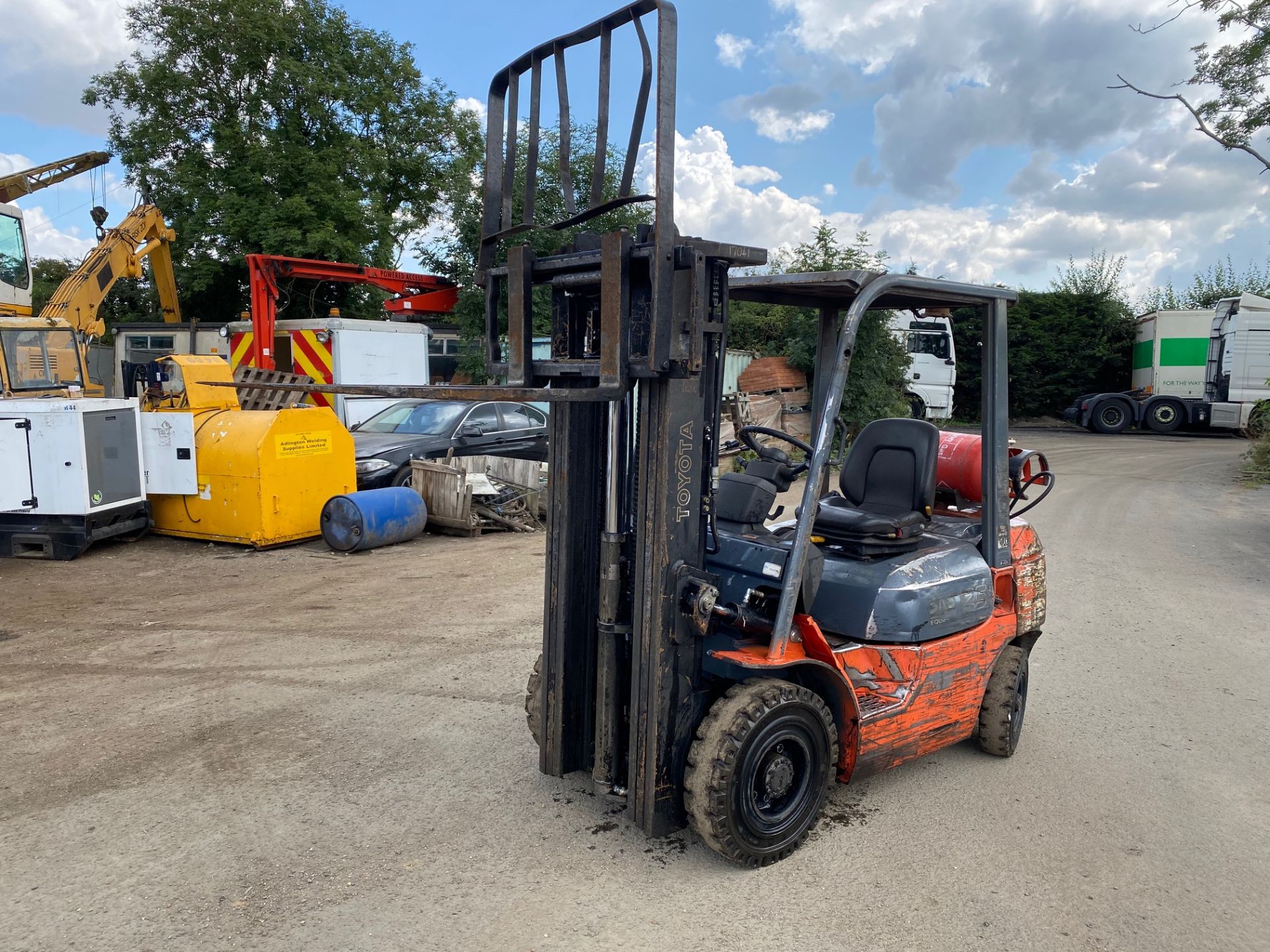 2004 TOYOTA 2.5ton GAS FORKLIFT, STARTS AND RUNS WELL, BRAKES AND TRANSMISSION WORKING *PLUS VAT* - Image 2 of 6