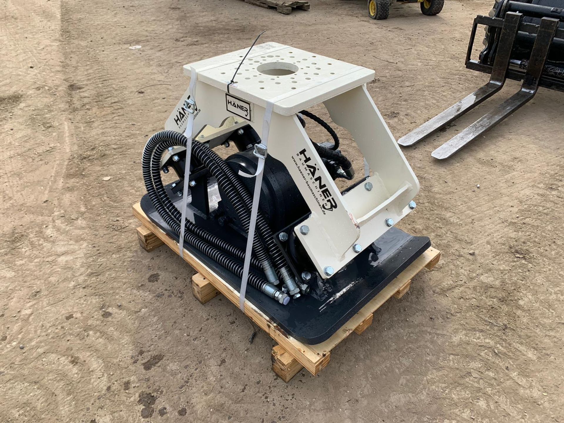 NEW AND UNUSED HANER HPC600 COMPACTION PLATE, PIPES ARE INCLUDED *PLUS VAT* - Image 2 of 12