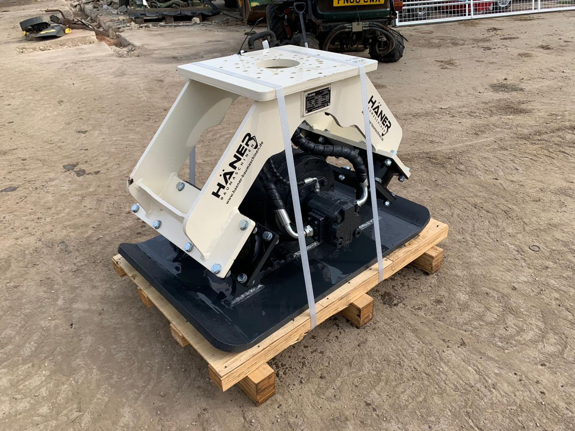 NEW AND UNUSED HANER HPC600 COMPACTION PLATE, PIPES ARE INCLUDED *PLUS VAT* - Image 4 of 12