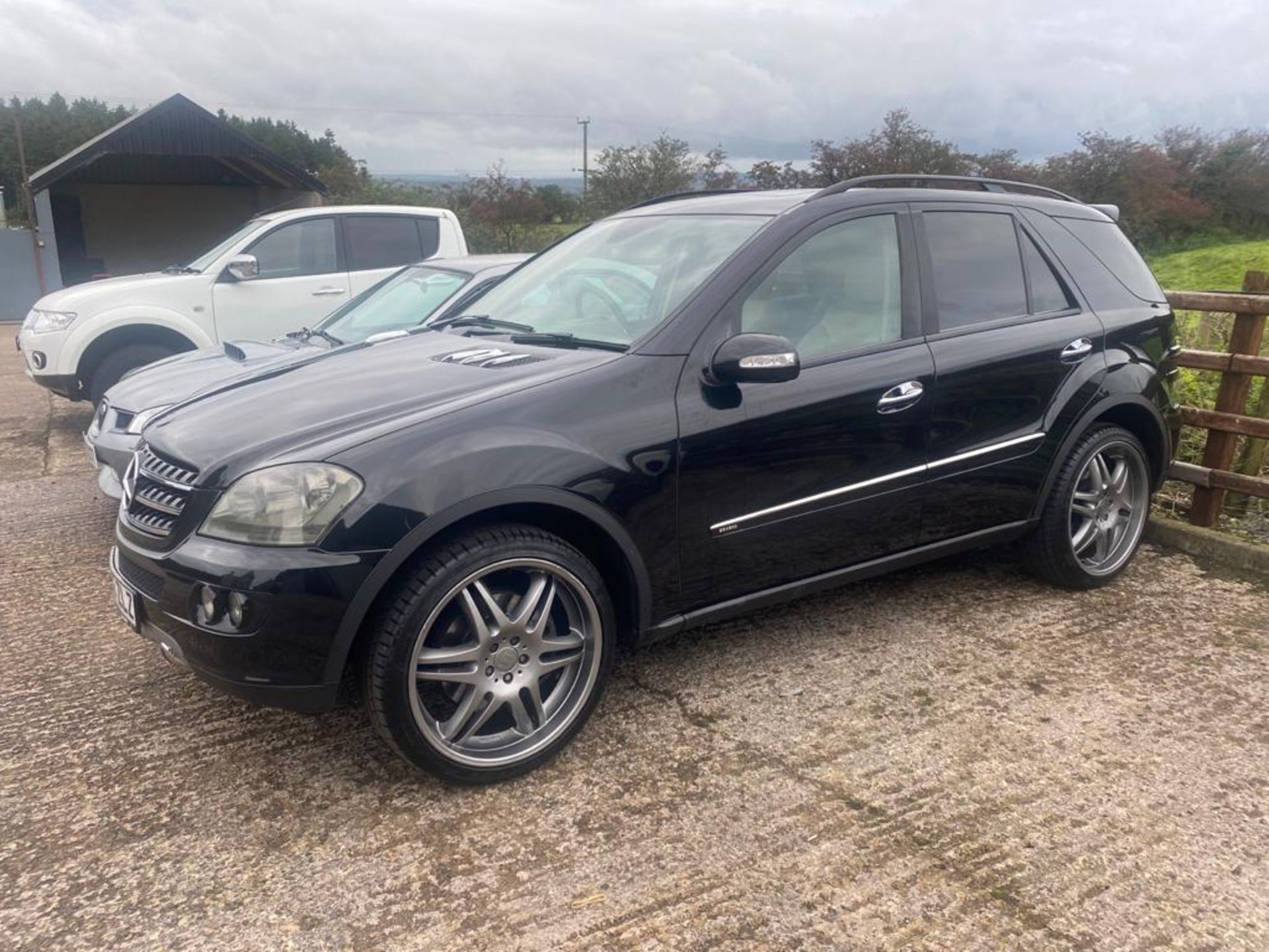 2005 MERCEDES ML 500 SE AUTO BLACK ESTATE, SHOWING 107K MILES, 5.0 PETROL *NO VAT* - Image 2 of 7