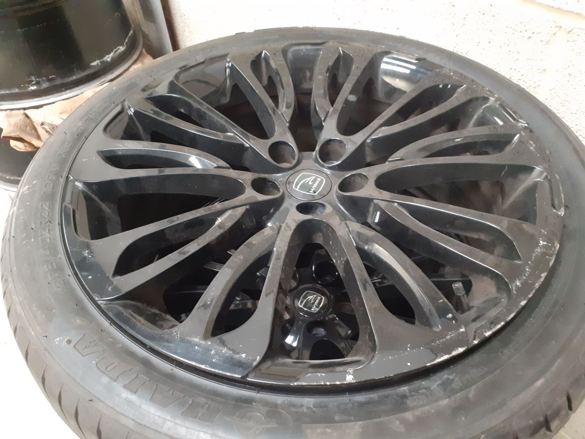 JOB LOT OF 30 SETS OF ALLOY WHEELS WITH TYRES, LAND ROVER RANGE ROVER, OVER £31K RRP *NO VAT* - Image 14 of 17