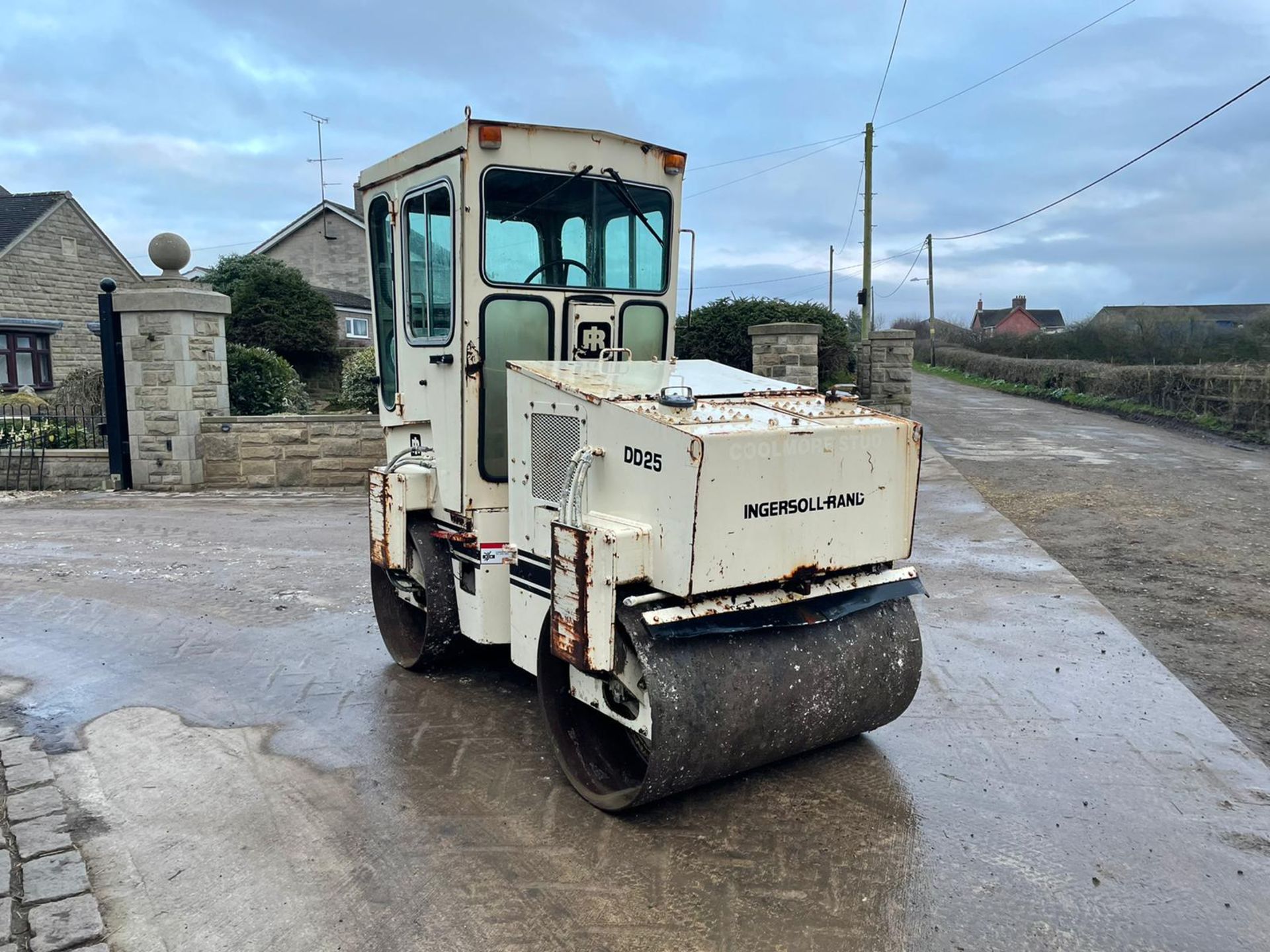 INGERSOLL RAND DD25 TWIN DRUM ROLLER, RUNS DRIVES AND VIBRATES, SHOWING A LOW 3309 HOURS *PLUS VAT* - Image 2 of 8