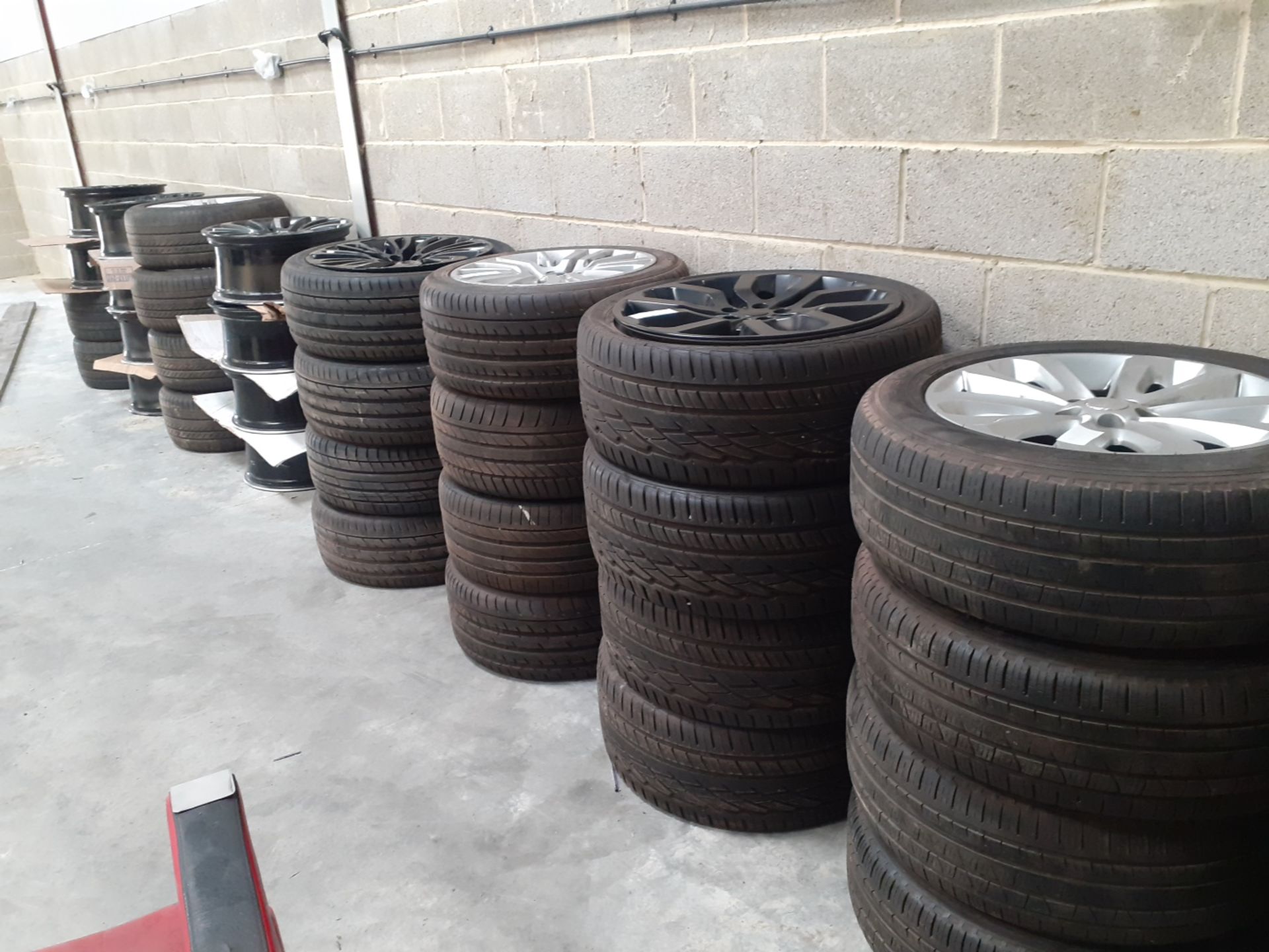 JOB LOT OF 30 SETS OF ALLOY WHEELS WITH TYRES, LAND ROVER RANGE ROVER, OVER £31K RRP *NO VAT* - Image 3 of 17