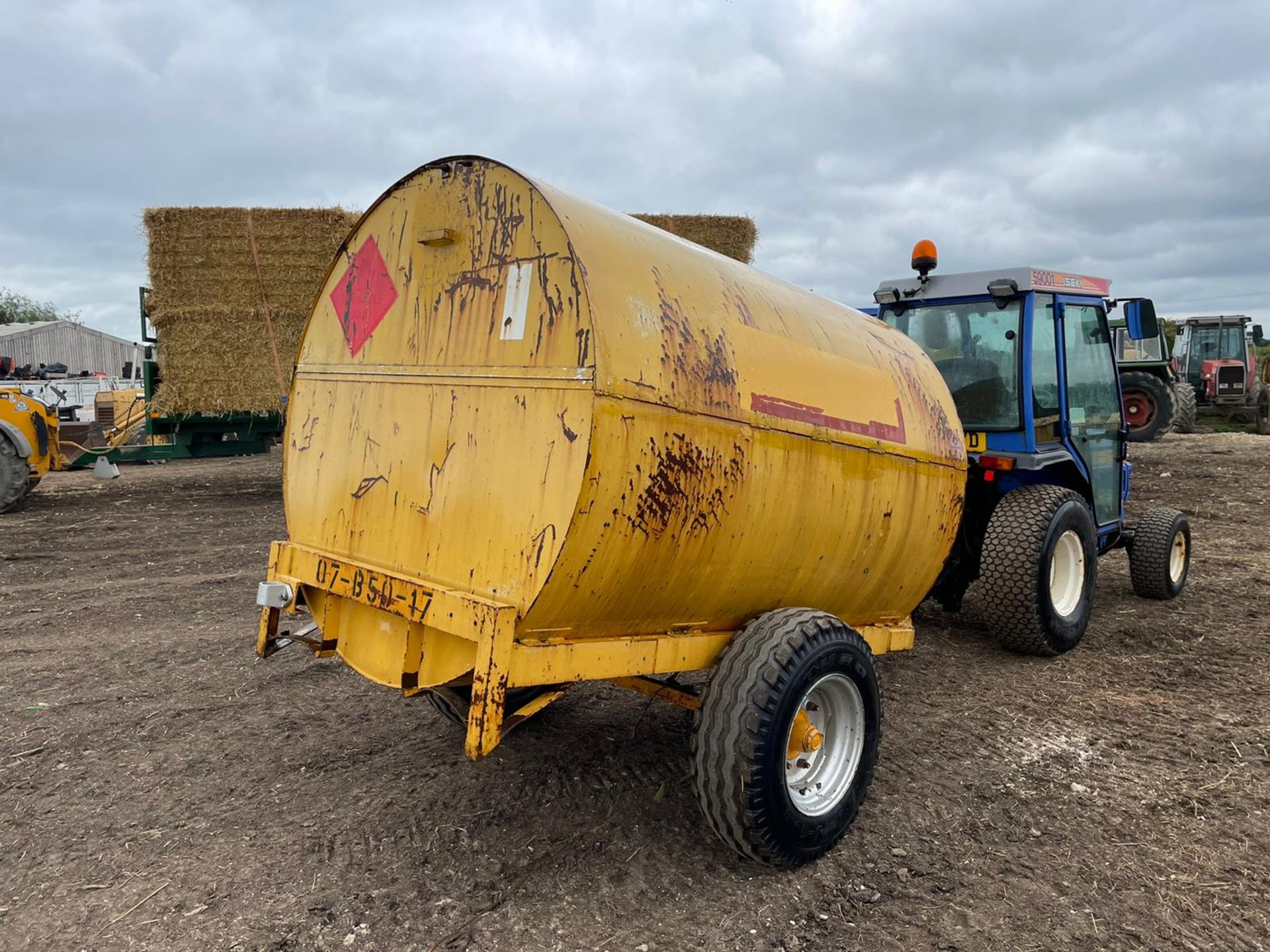 TRAILER ENGINEERED 3000 LITRE SINGLE AXLE BOWSER TRAILER, TOWS WELL, GOOD TYRES *PLUS VAT* - Image 3 of 8