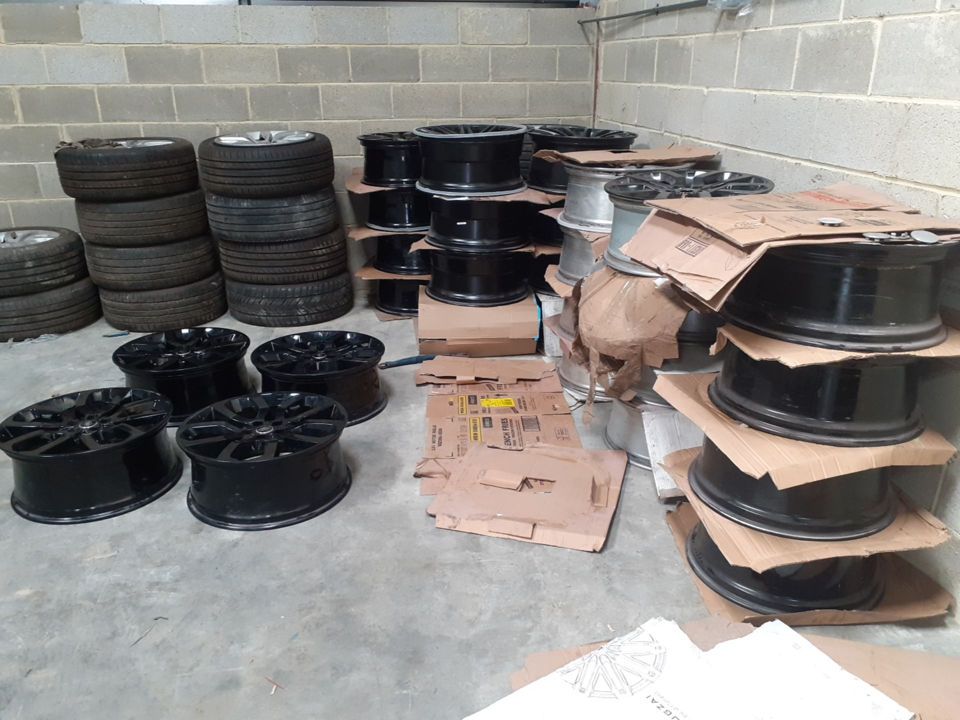 JOB LOT OF 30 SETS OF ALLOY WHEELS WITH TYRES, LAND ROVER RANGE ROVER, OVER £31K RRP *NO VAT*