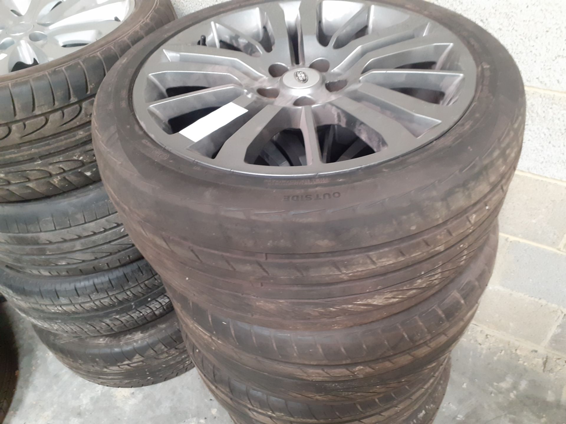 JOB LOT OF 30 SETS OF ALLOY WHEELS WITH TYRES, LAND ROVER RANGE ROVER, OVER £31K RRP *NO VAT* - Image 8 of 17