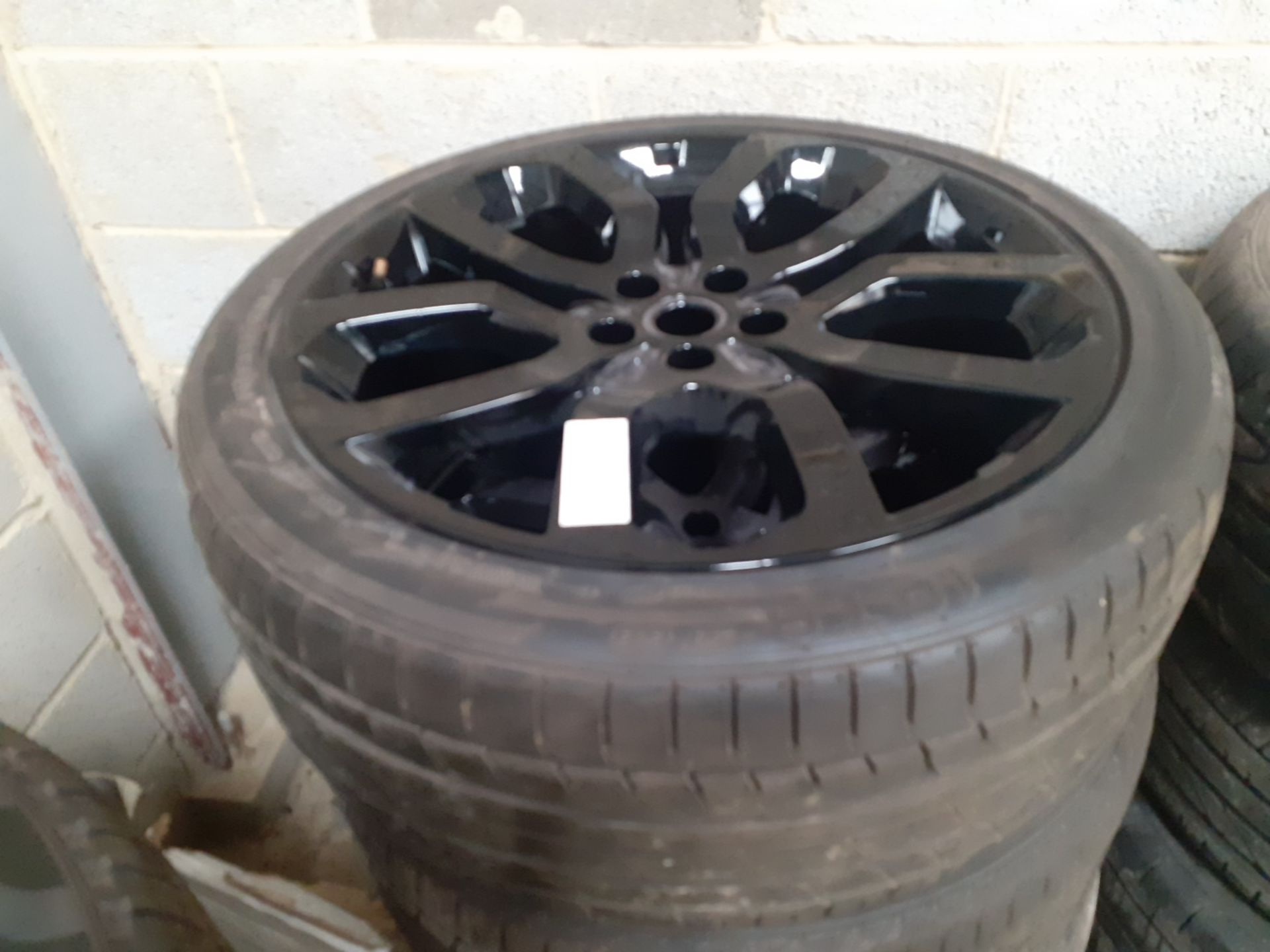 JOB LOT OF 30 SETS OF ALLOY WHEELS WITH TYRES, LAND ROVER RANGE ROVER, OVER £31K RRP *NO VAT* - Image 10 of 17