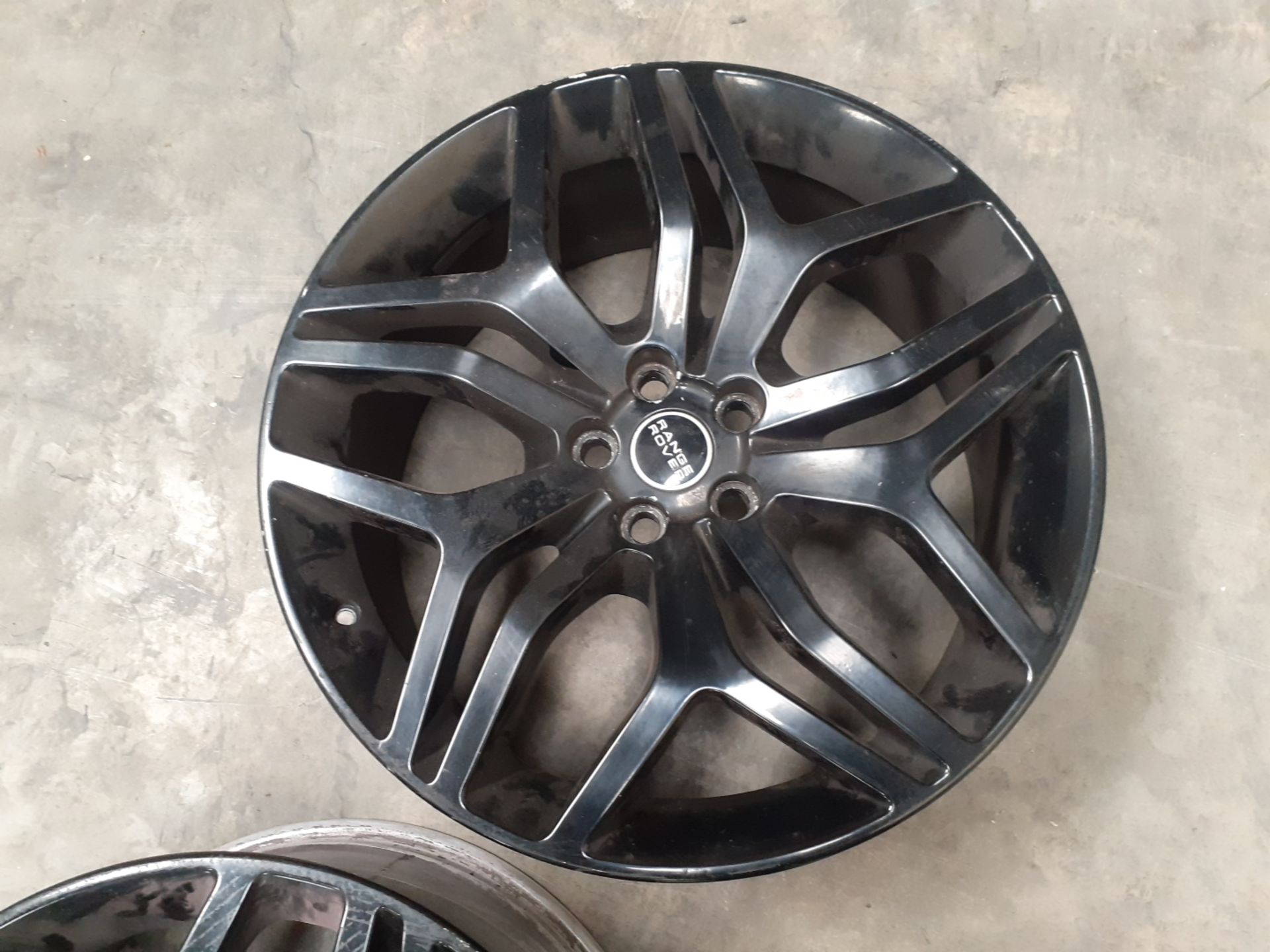 JOB LOT OF 30 SETS OF ALLOY WHEELS WITH TYRES, LAND ROVER RANGE ROVER, OVER £31K RRP *NO VAT* - Image 17 of 17