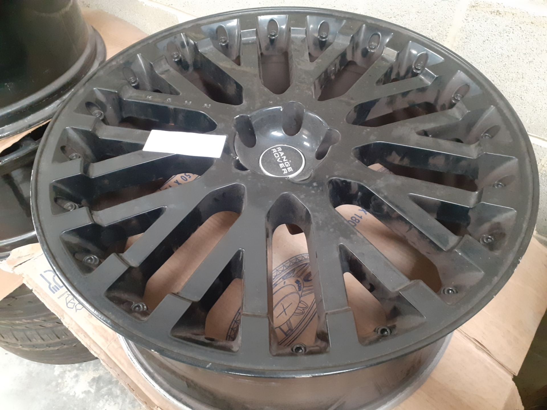 JOB LOT OF 30 SETS OF ALLOY WHEELS WITH TYRES, LAND ROVER RANGE ROVER, OVER £31K RRP *NO VAT* - Image 15 of 17