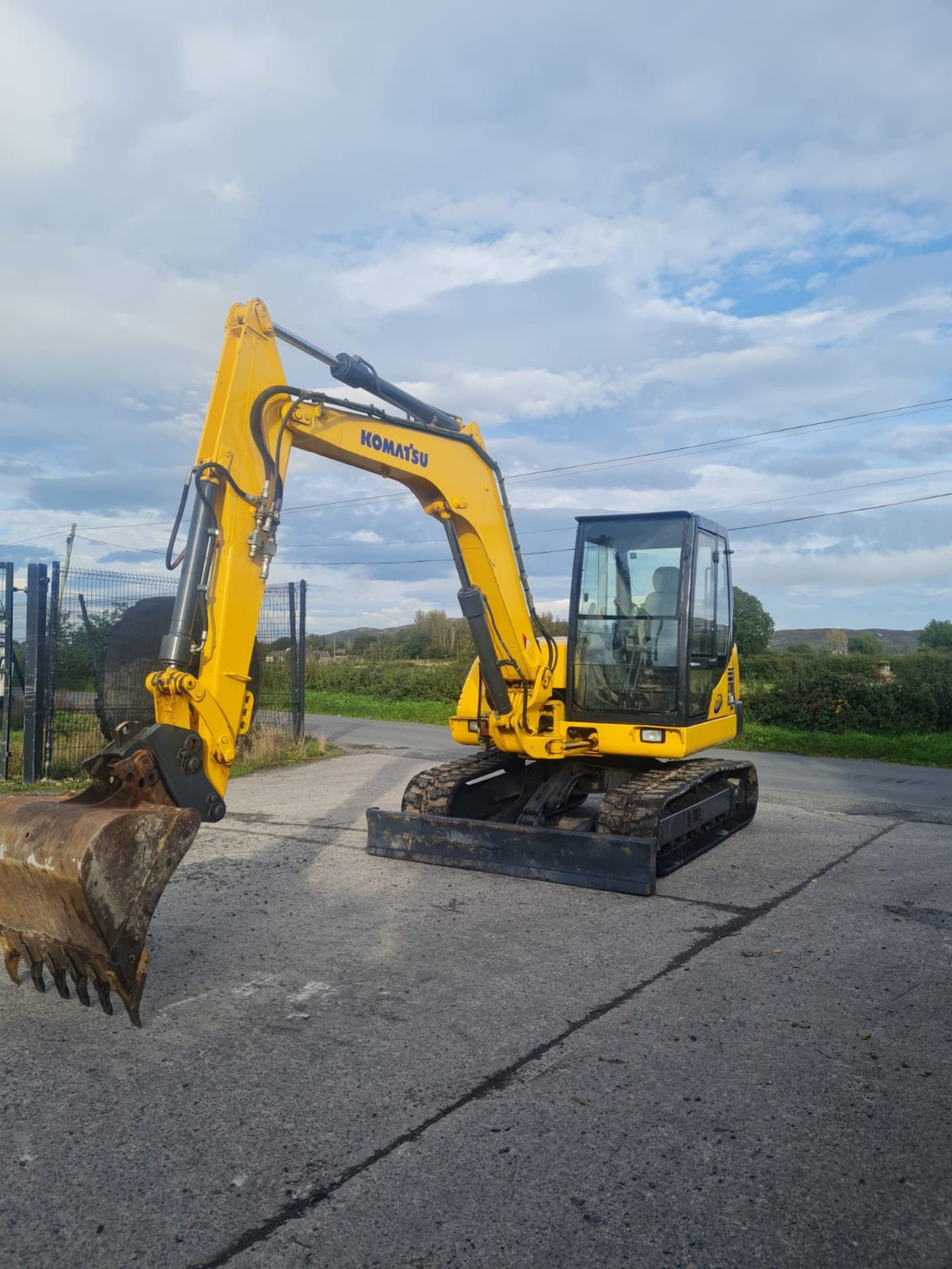 2006 KOMATSU 7.5 TON DIGGER / EXCAVATOR, READING 4200 HOURS, STARTS DRIVES AND DIGS *PLUS VAT*