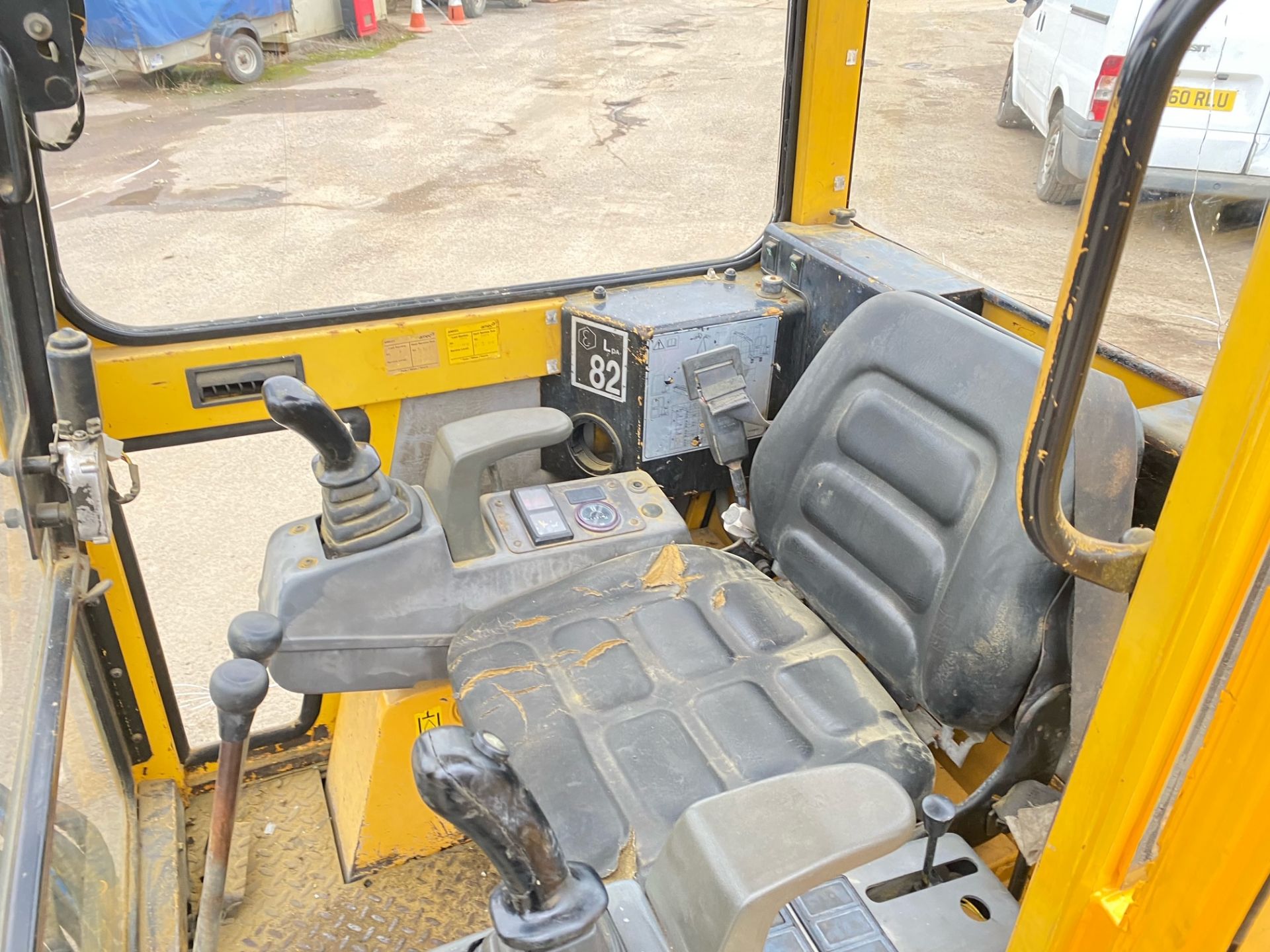 VOLVO 271 1.5 TON MINI DIGGER, FULL CAB, MITSUBISHI 3 CYLINDER DIESEL ENGINE, 1700 HOURS *PLUS VAT* - Image 6 of 10