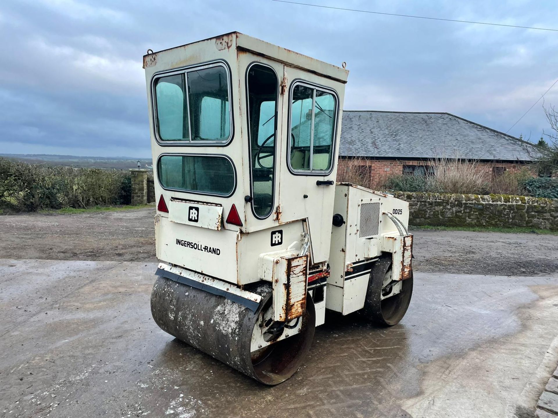 INGERSOLL RAND DD25 TWIN DRUM ROLLER, RUNS DRIVES AND VIBRATES, SHOWING A LOW 3309 HOURS *PLUS VAT* - Image 7 of 8