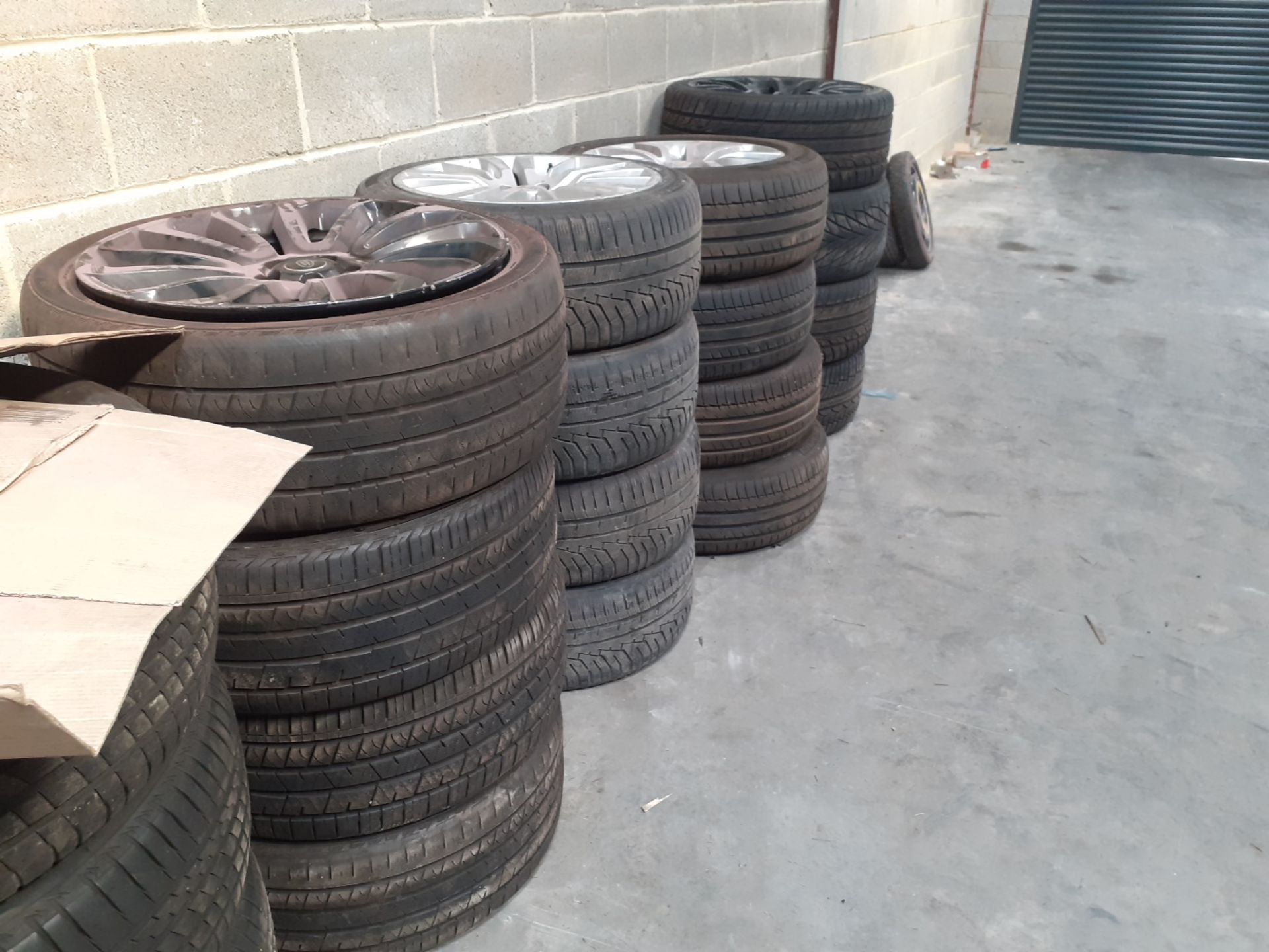 JOB LOT OF 30 SETS OF ALLOY WHEELS WITH TYRES, LAND ROVER RANGE ROVER, OVER £31K RRP *NO VAT* - Image 2 of 17