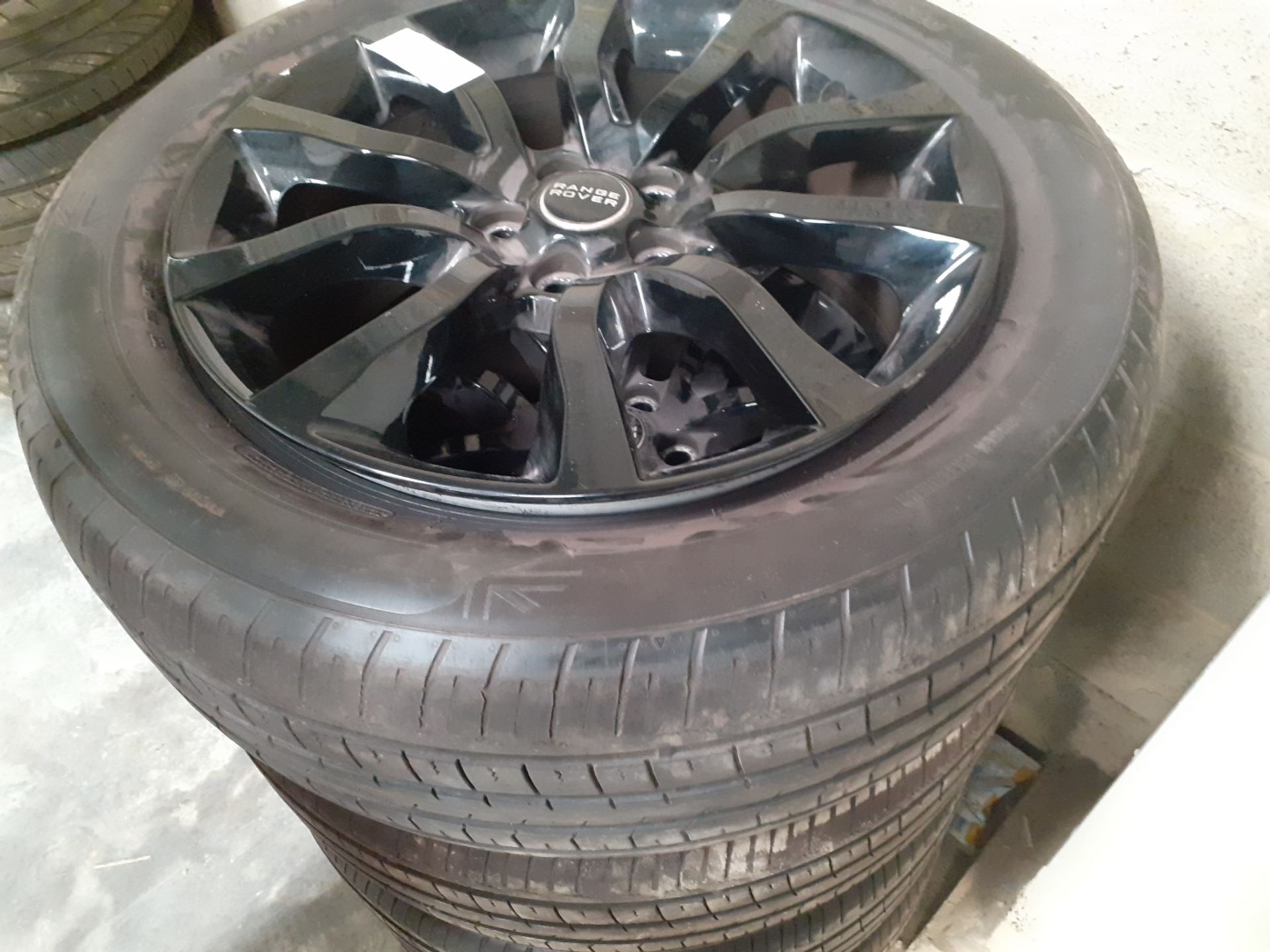 JOB LOT OF 30 SETS OF ALLOY WHEELS WITH TYRES, LAND ROVER RANGE ROVER, OVER £31K RRP *NO VAT* - Image 7 of 17