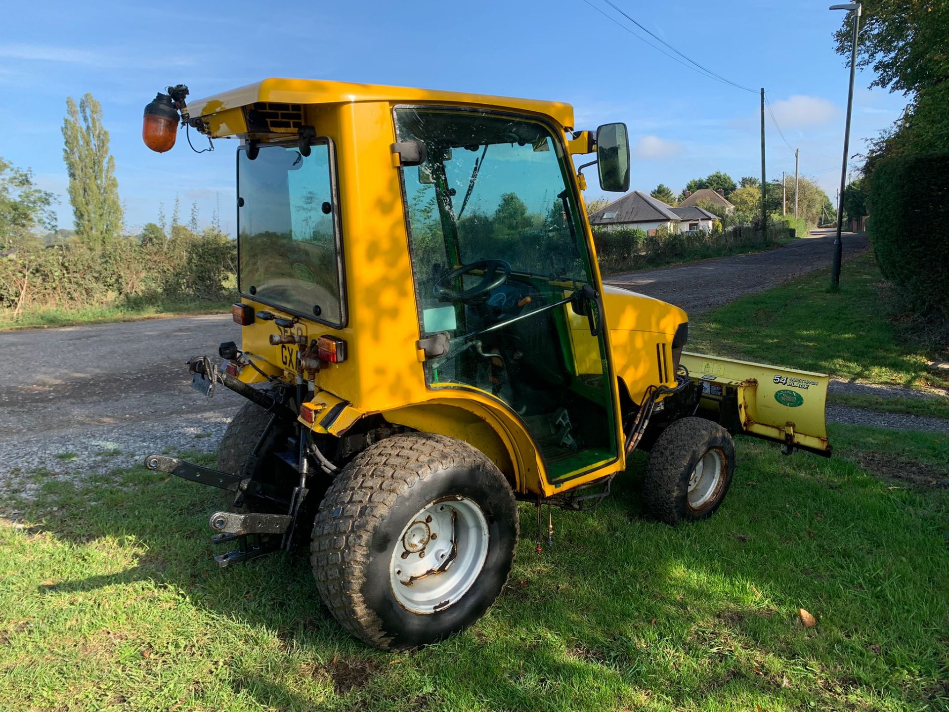 2010/60 JOHN DEERE 2320 24hp COMPACT TRACTOR WITH HYDRAULIC BLADE, RUNS DRIVES AND PUSHES *PLUS VAT* - Image 5 of 12