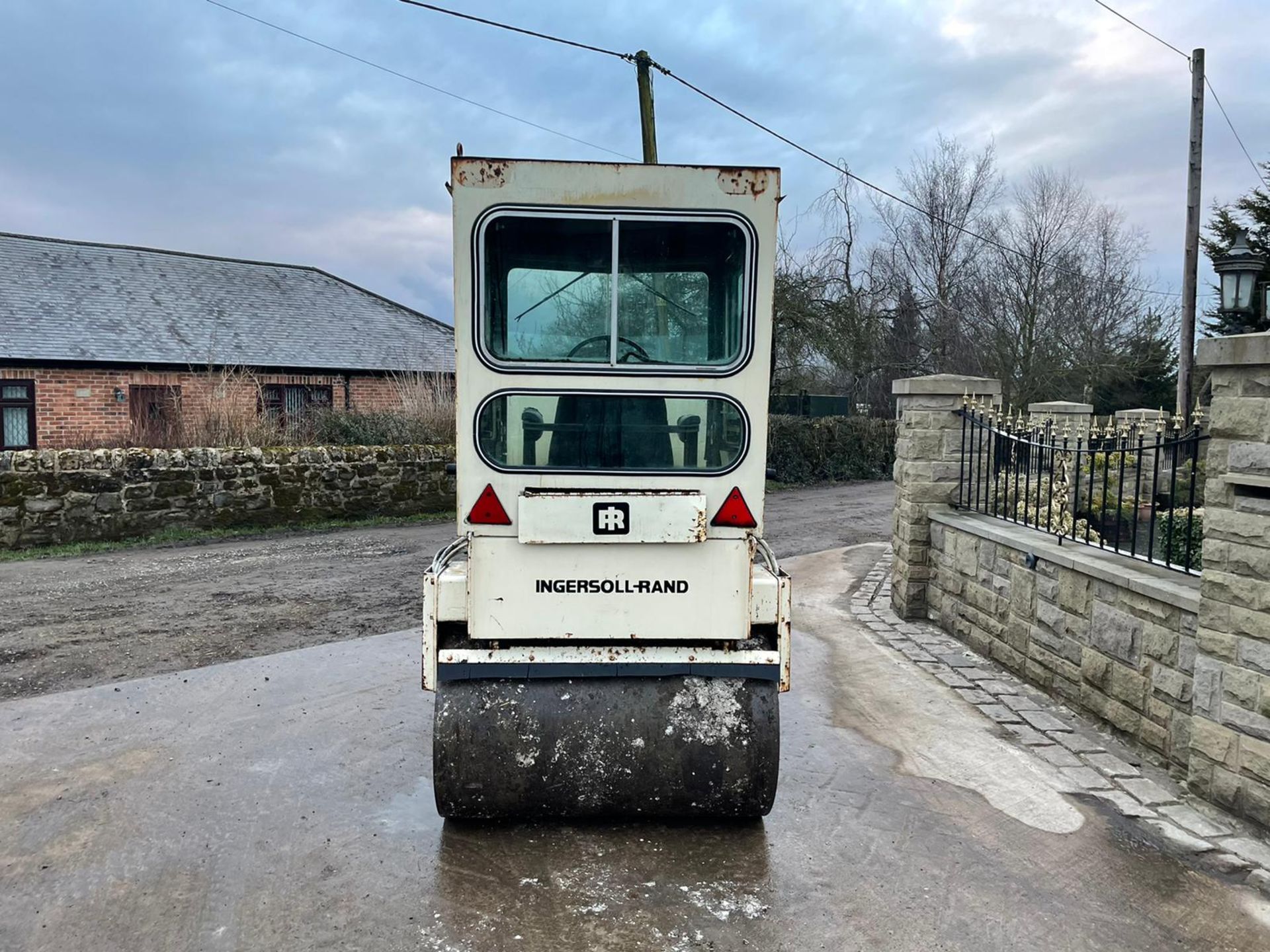 INGERSOLL RAND DD25 TWIN DRUM ROLLER, RUNS DRIVES AND VIBRATES, SHOWING A LOW 3309 HOURS *PLUS VAT* - Image 6 of 8