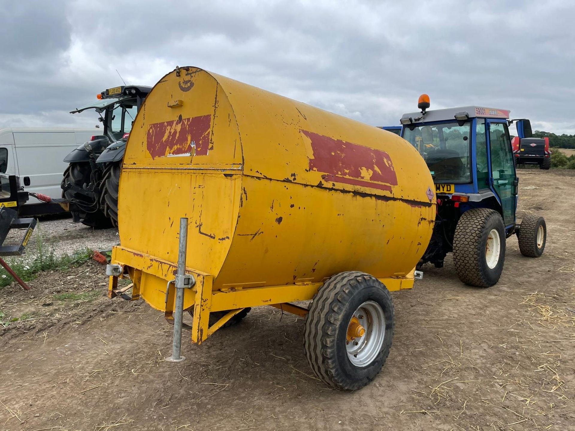 TRAILER ENGINEERED 3000 LITRE SINGLE AXLE BOWSER TRAILER, TOWS WELL, GOOD TYRES *PLUS VAT* - Image 4 of 9