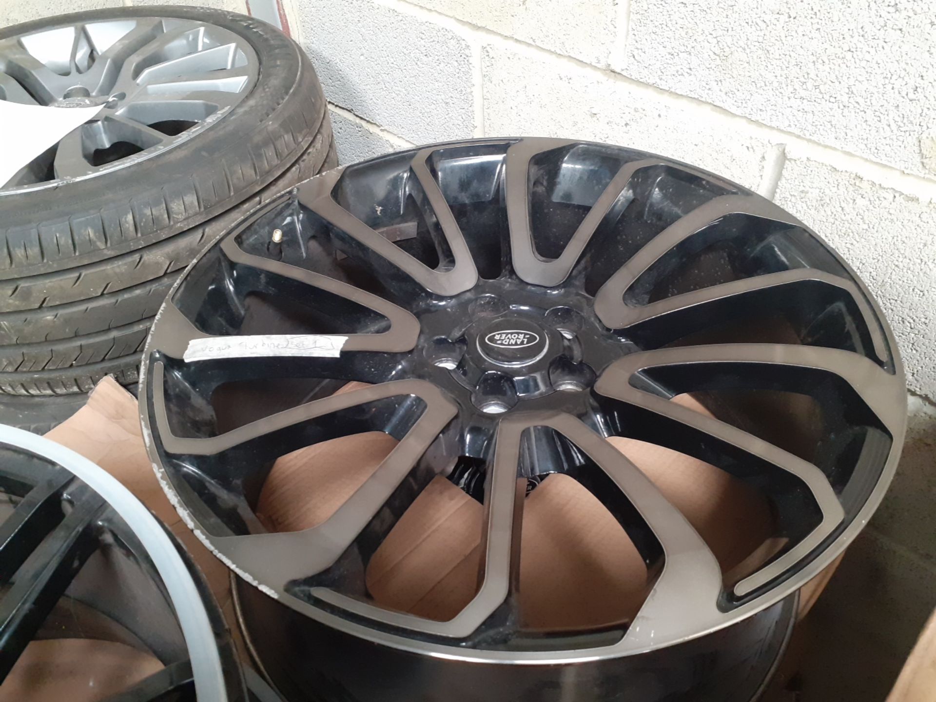 JOB LOT OF 30 SETS OF ALLOY WHEELS WITH TYRES, LAND ROVER RANGE ROVER, OVER £31K RRP *NO VAT* - Image 5 of 17