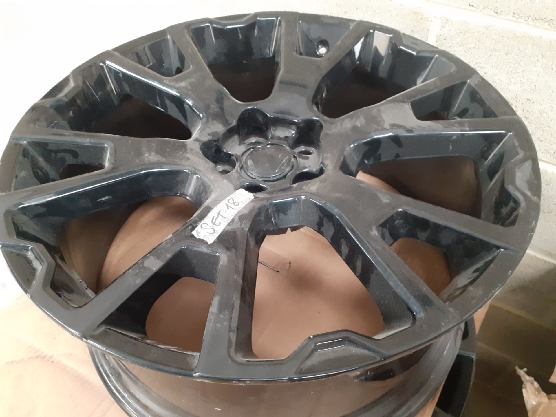 JOB LOT OF 30 SETS OF ALLOY WHEELS WITH TYRES, LAND ROVER RANGE ROVER, OVER £31K RRP *NO VAT* - Image 16 of 17