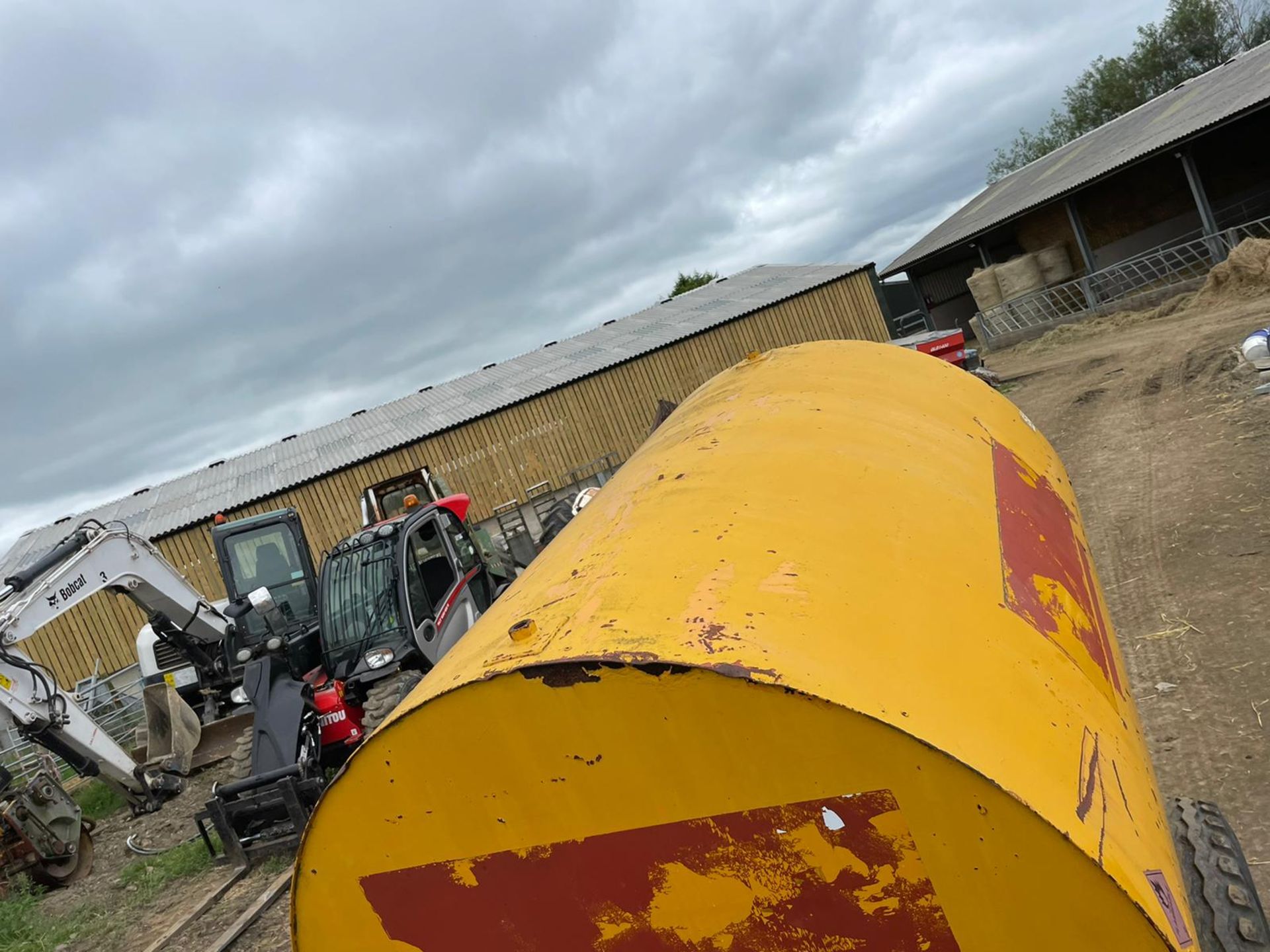 TRAILER ENGINEERED 3000 LITRE SINGLE AXLE BOWSER TRAILER, TOWS WELL, GOOD TYRES *PLUS VAT* - Image 6 of 9