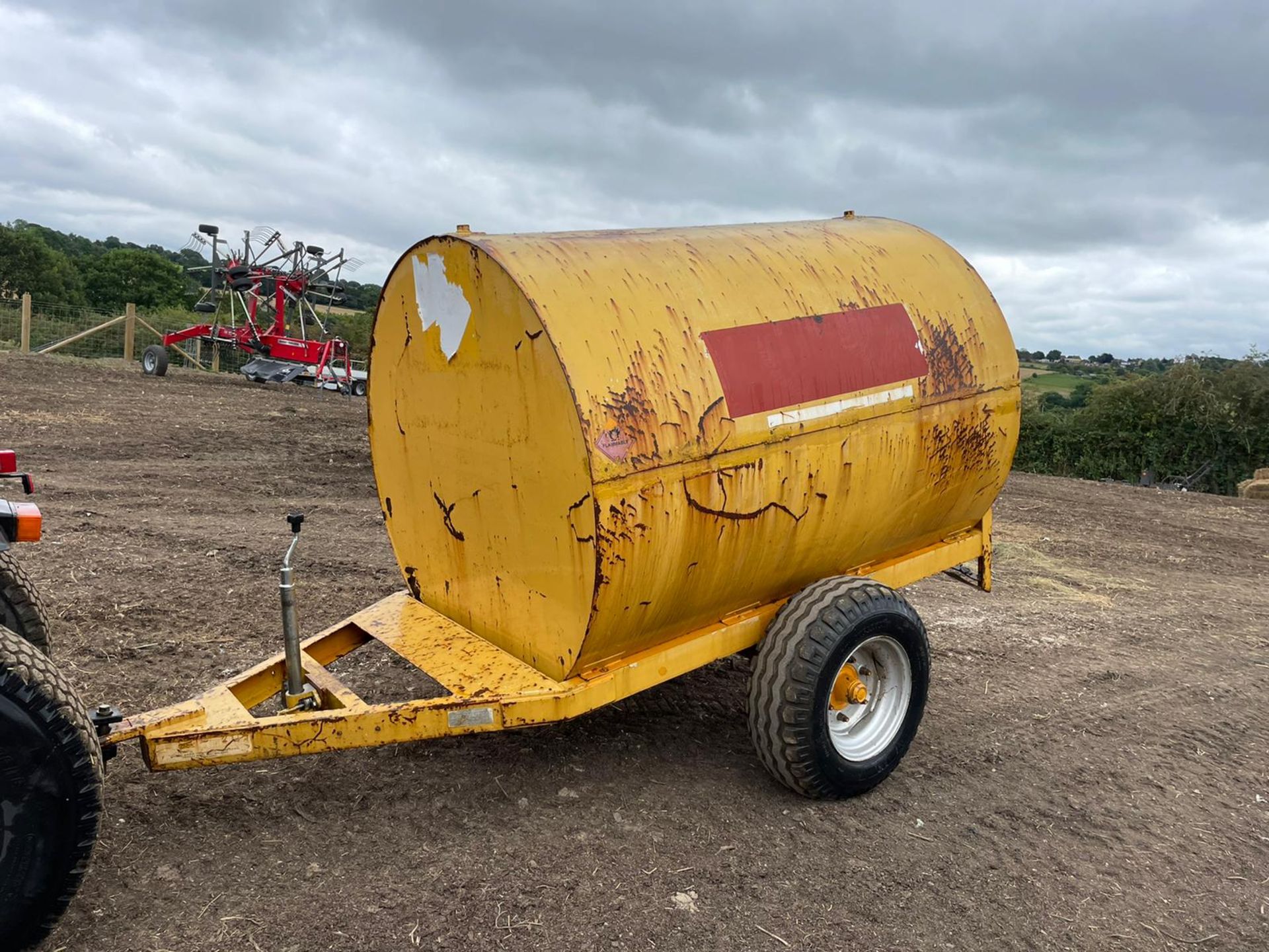 TRAILER ENGINEERED 3000 LITRE SINGLE AXLE BOWSER TRAILER, TOWS WELL, GOOD TYRES *PLUS VAT* - Image 2 of 8