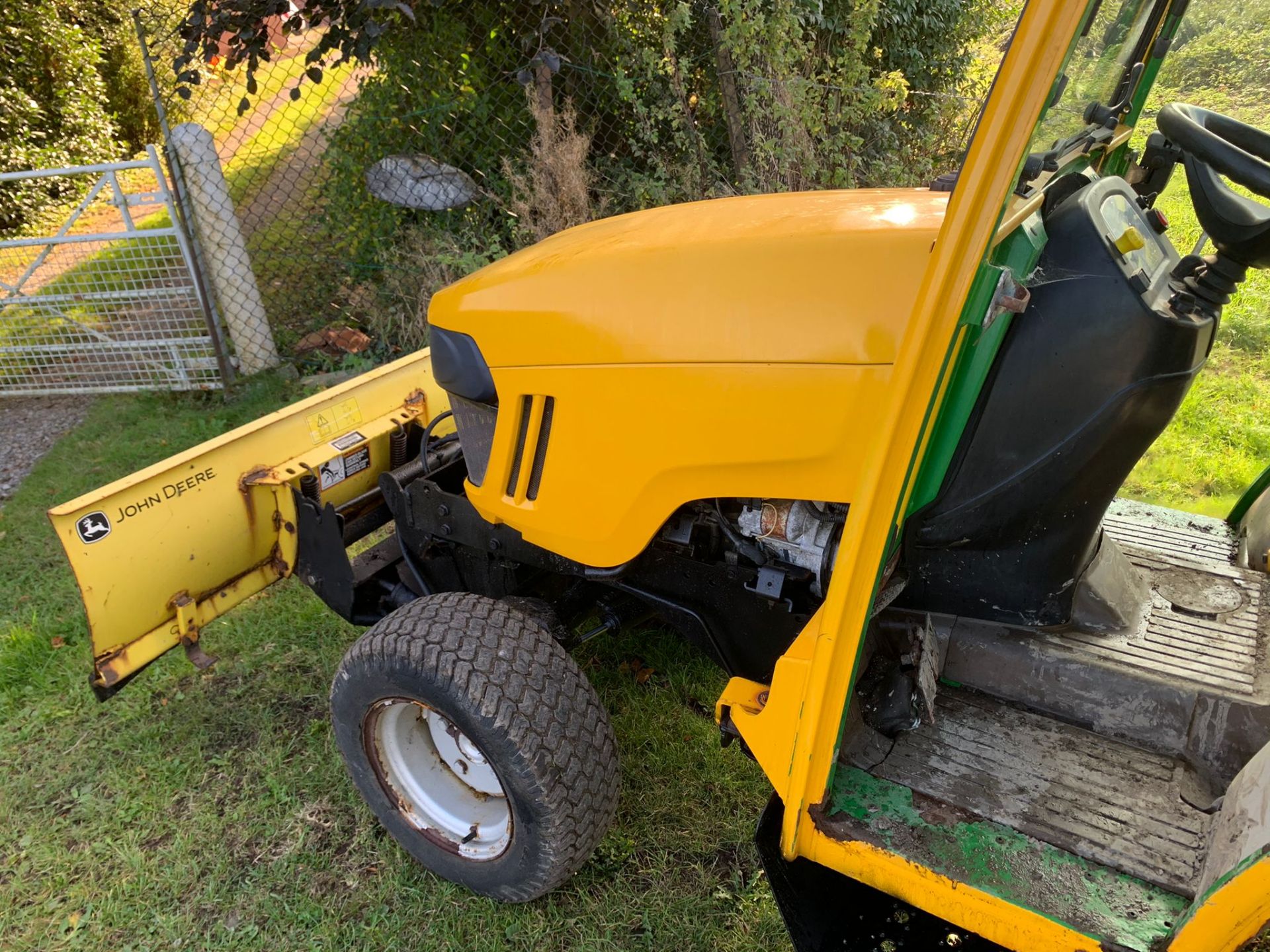 2010/60 JOHN DEERE 2320 24hp COMPACT TRACTOR WITH HYDRAULIC BLADE, RUNS DRIVES AND PUSHES *PLUS VAT* - Image 10 of 12