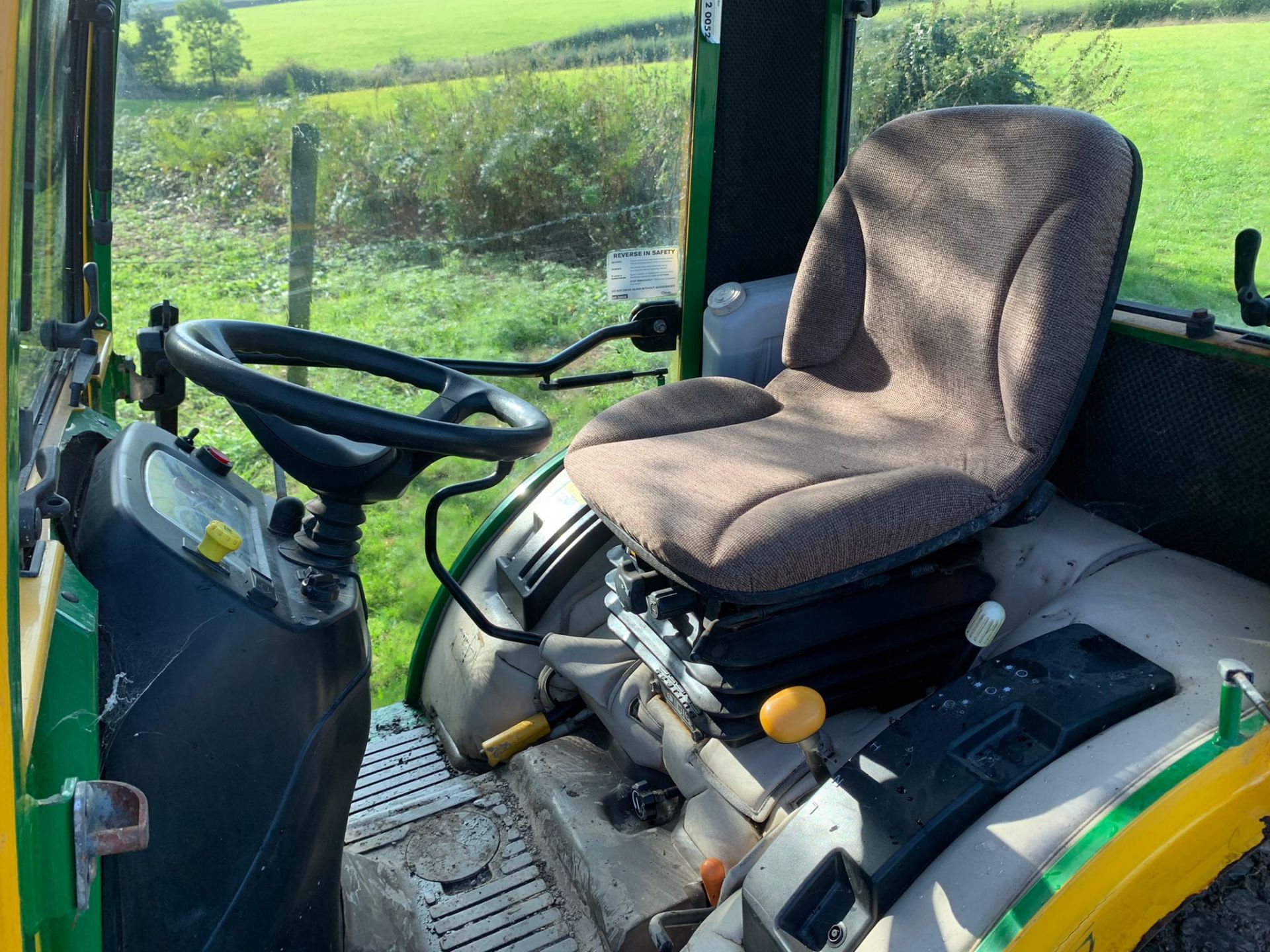 2010/60 JOHN DEERE 2320 24hp COMPACT TRACTOR WITH HYDRAULIC BLADE, RUNS DRIVES AND PUSHES *PLUS VAT* - Image 9 of 12